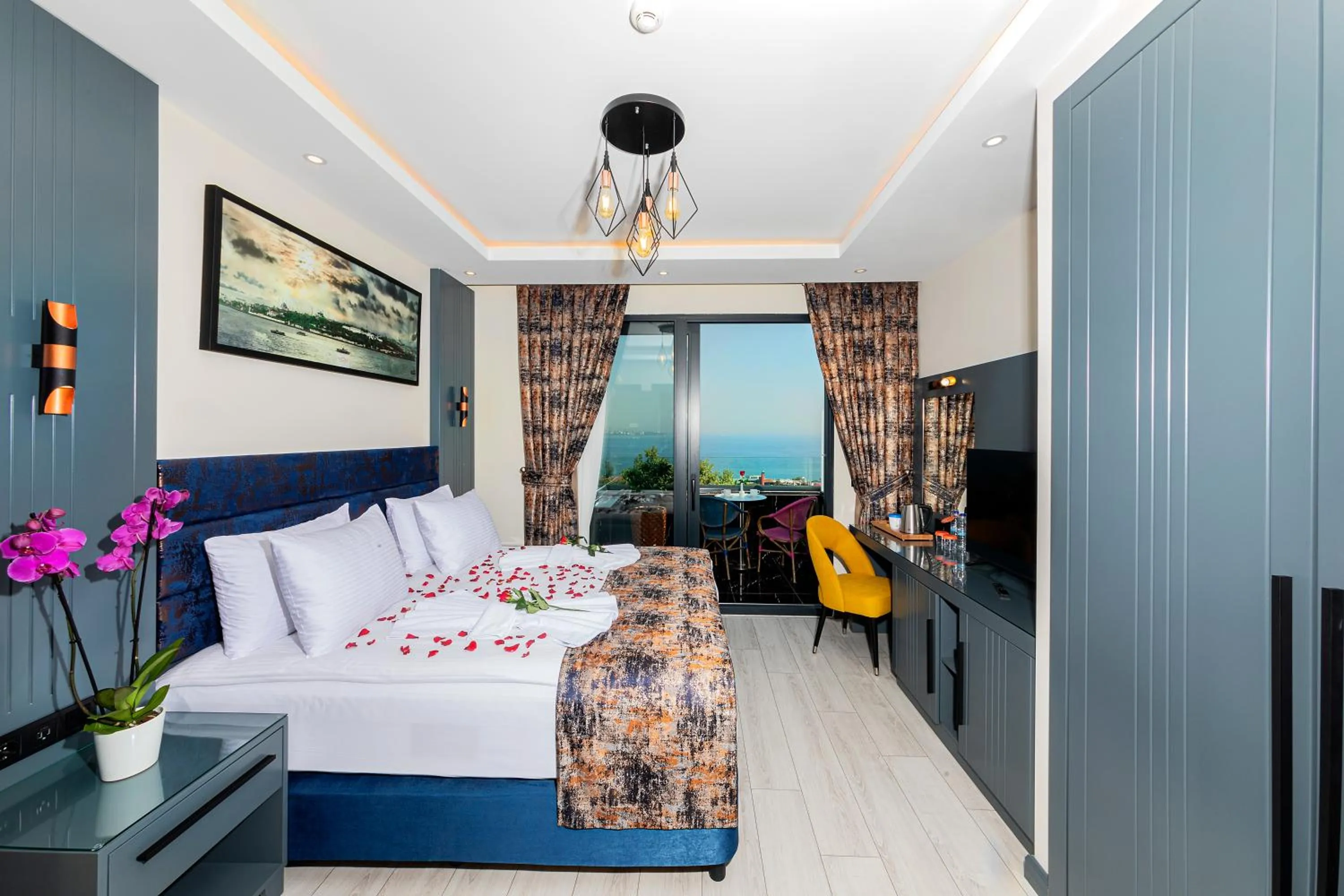 Photo of the whole room, Bed in The Magnaura Palace Hotel