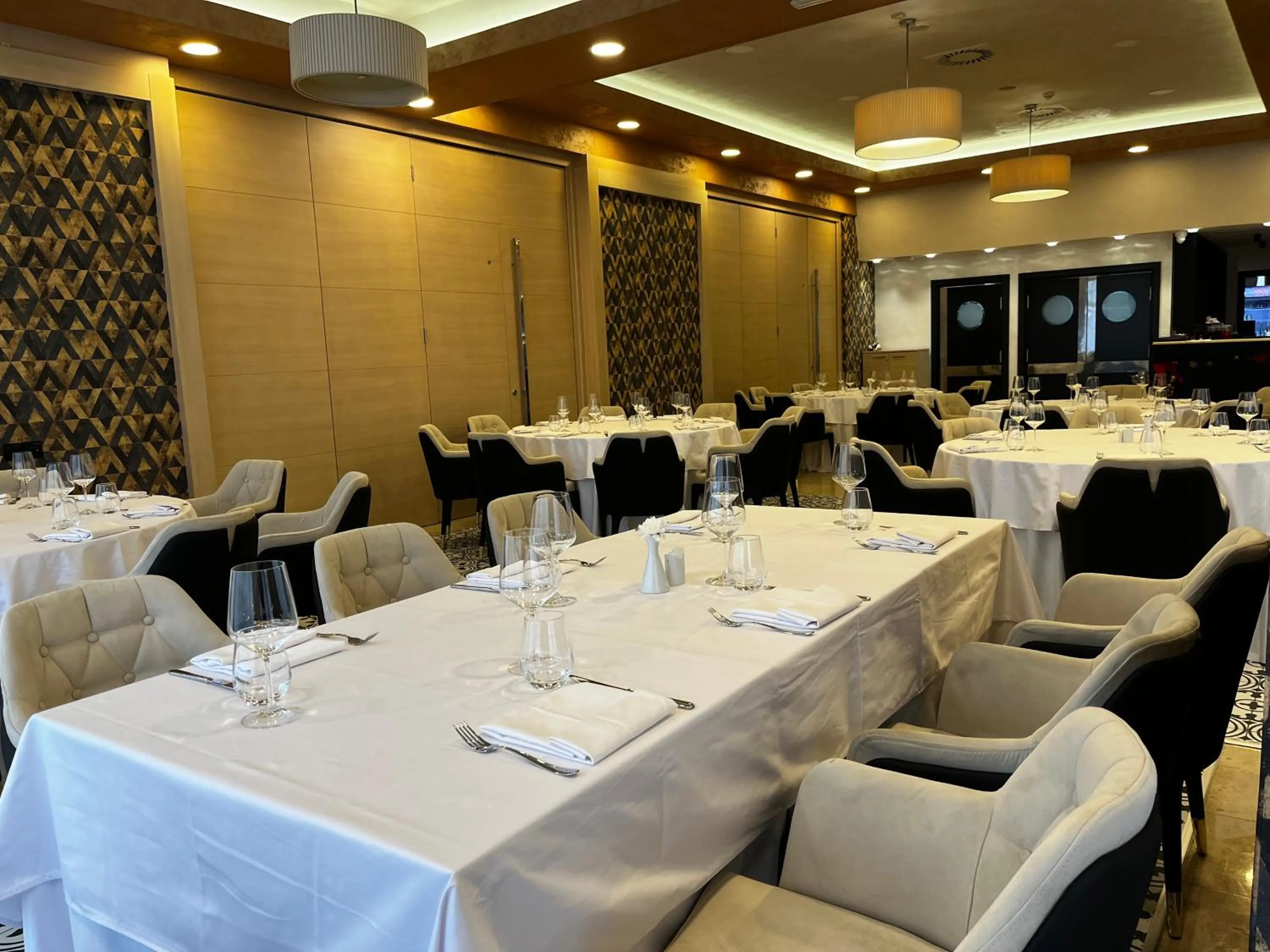 Restaurant/places to eat in Hotel Monogram Park