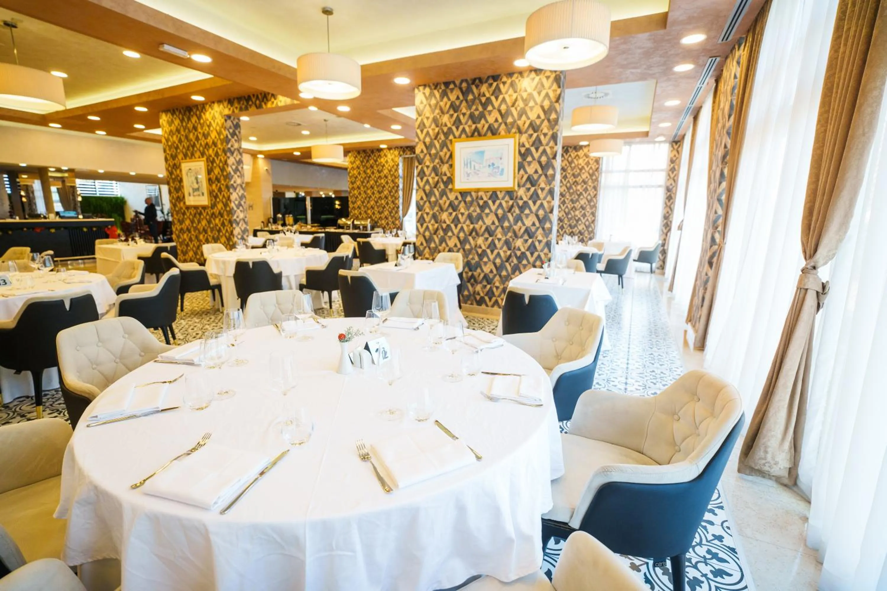 Restaurant/places to eat in Hotel Monogram Park