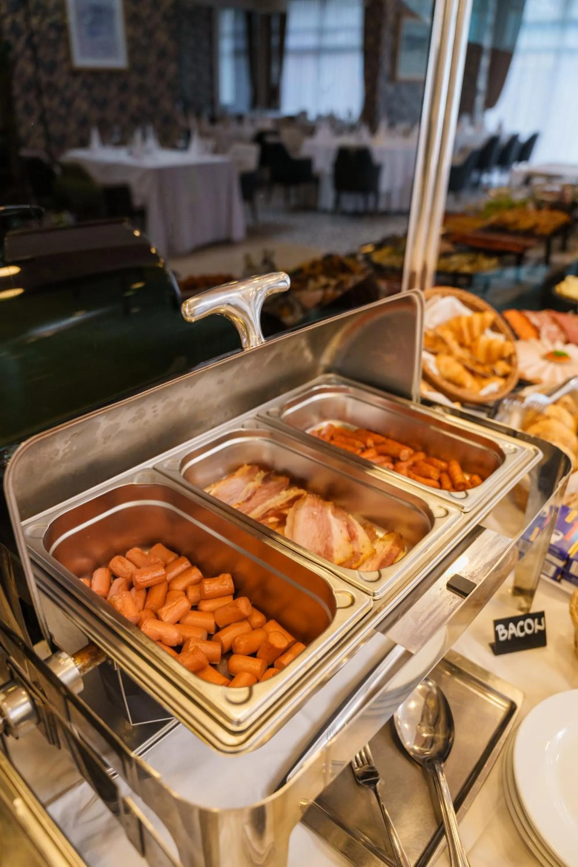 Restaurant/places to eat in Hotel Monogram Park