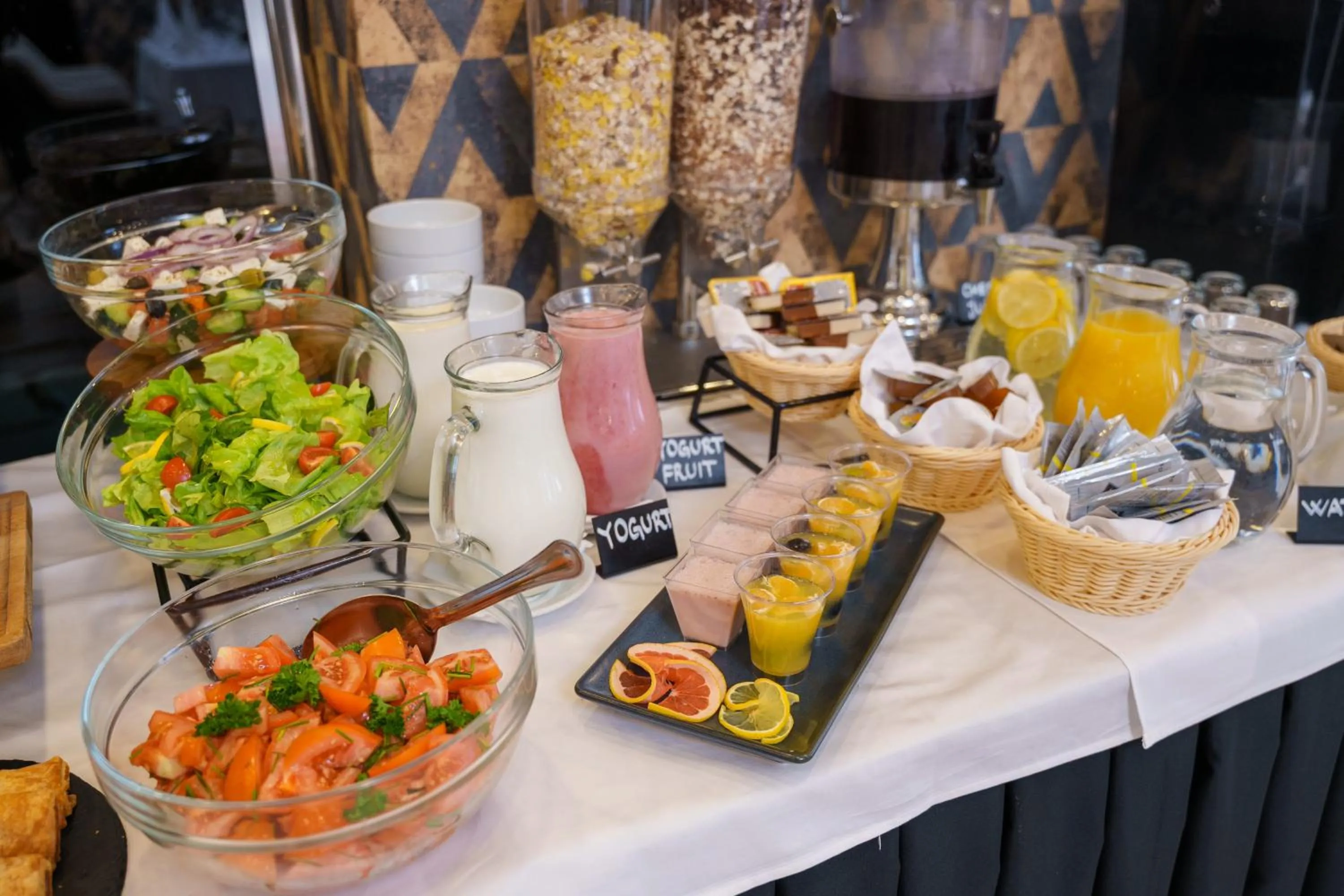 Restaurant/places to eat in Hotel Monogram Park