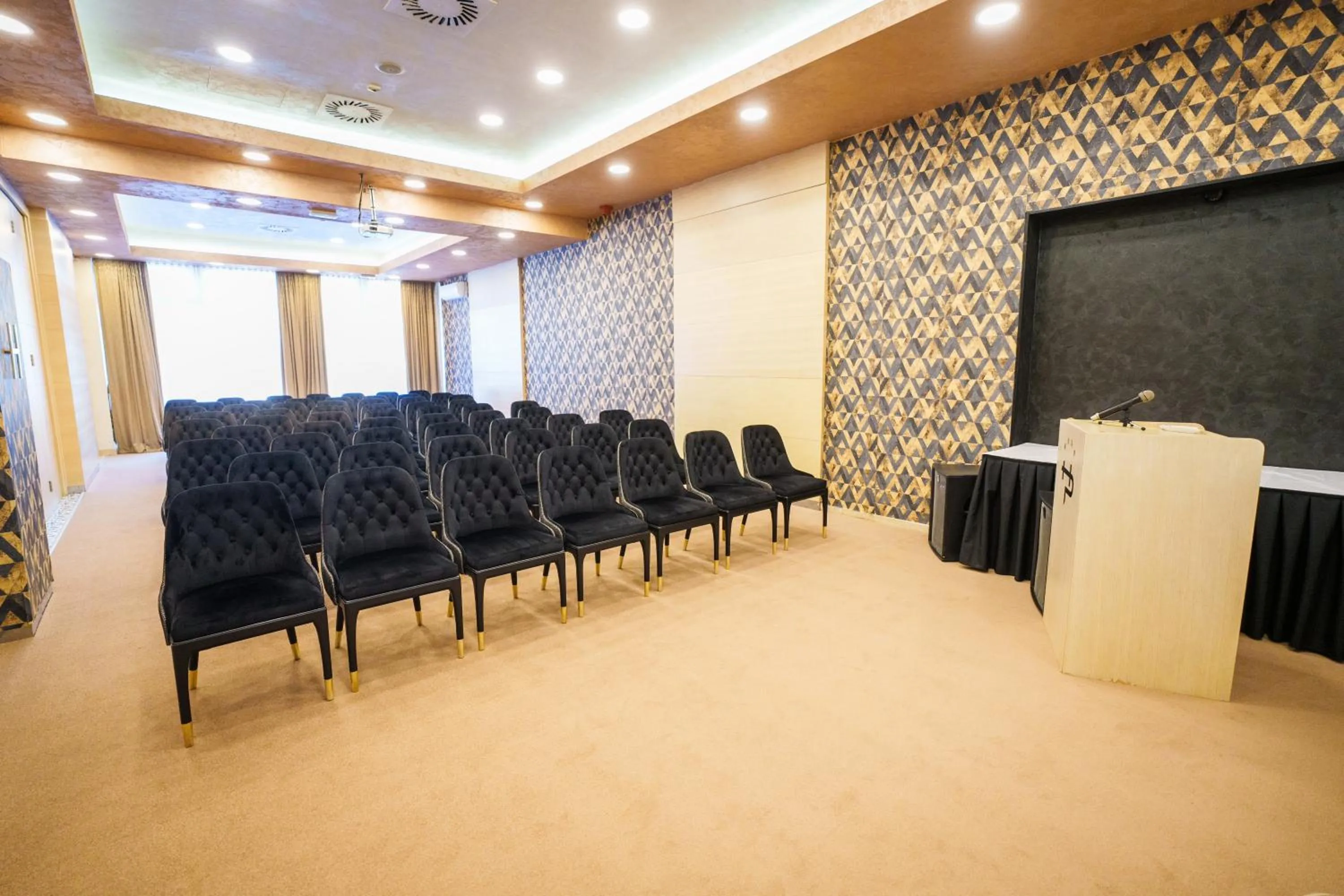 Business facilities in Hotel Monogram Park