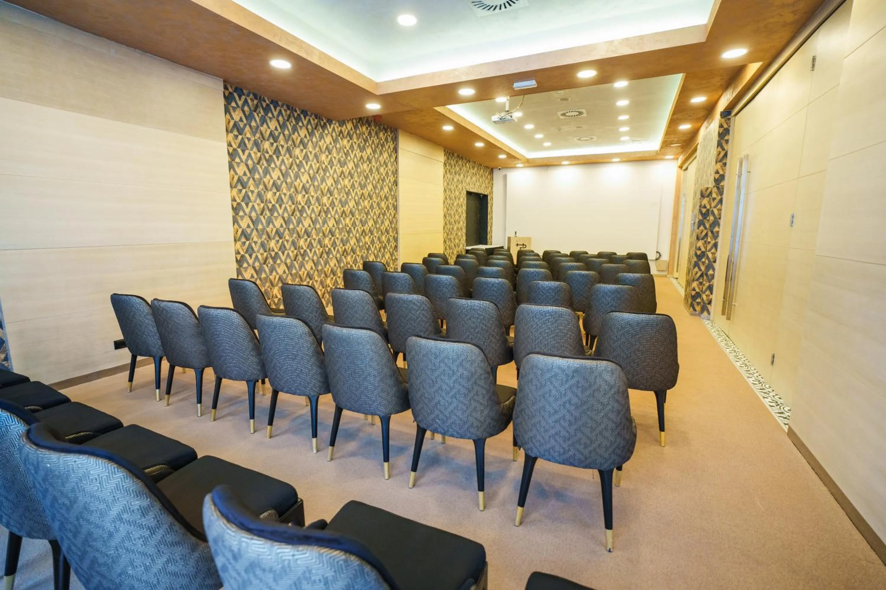 Business facilities in Hotel Monogram Park