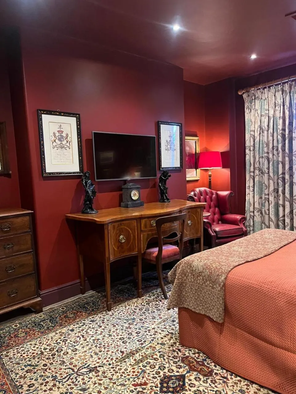 Seating area, Bed in Queens Court Hotel