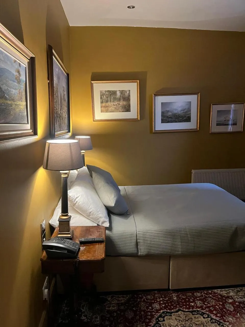 Bedroom, Bed in Queens Court Hotel