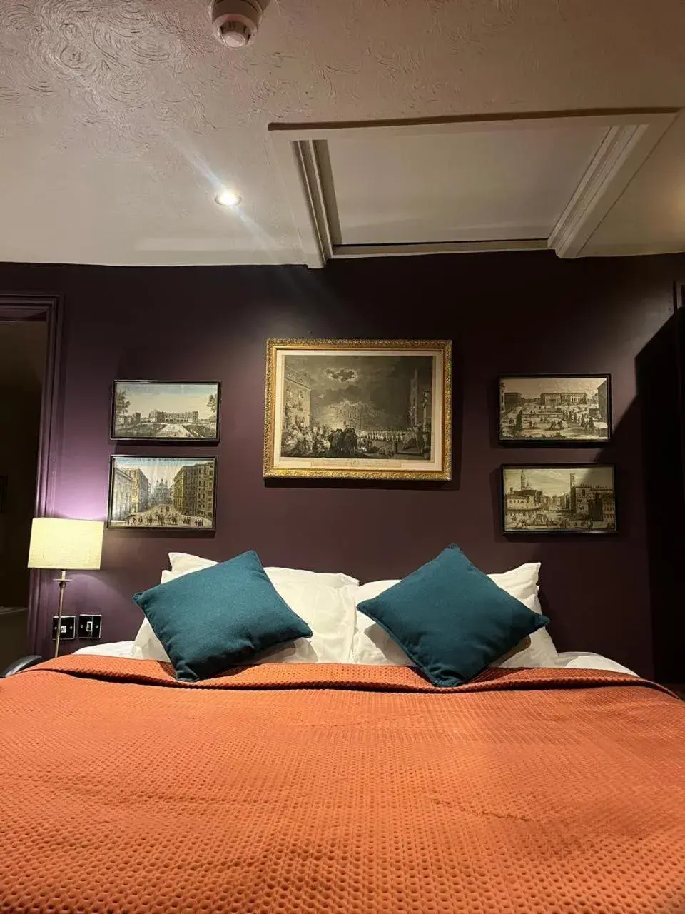 Large Double Room in Queens Court Hotel Large Double Room in Queens Court Hotel