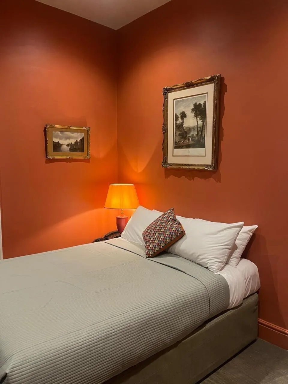 Bedroom, Bed in Queens Court Hotel