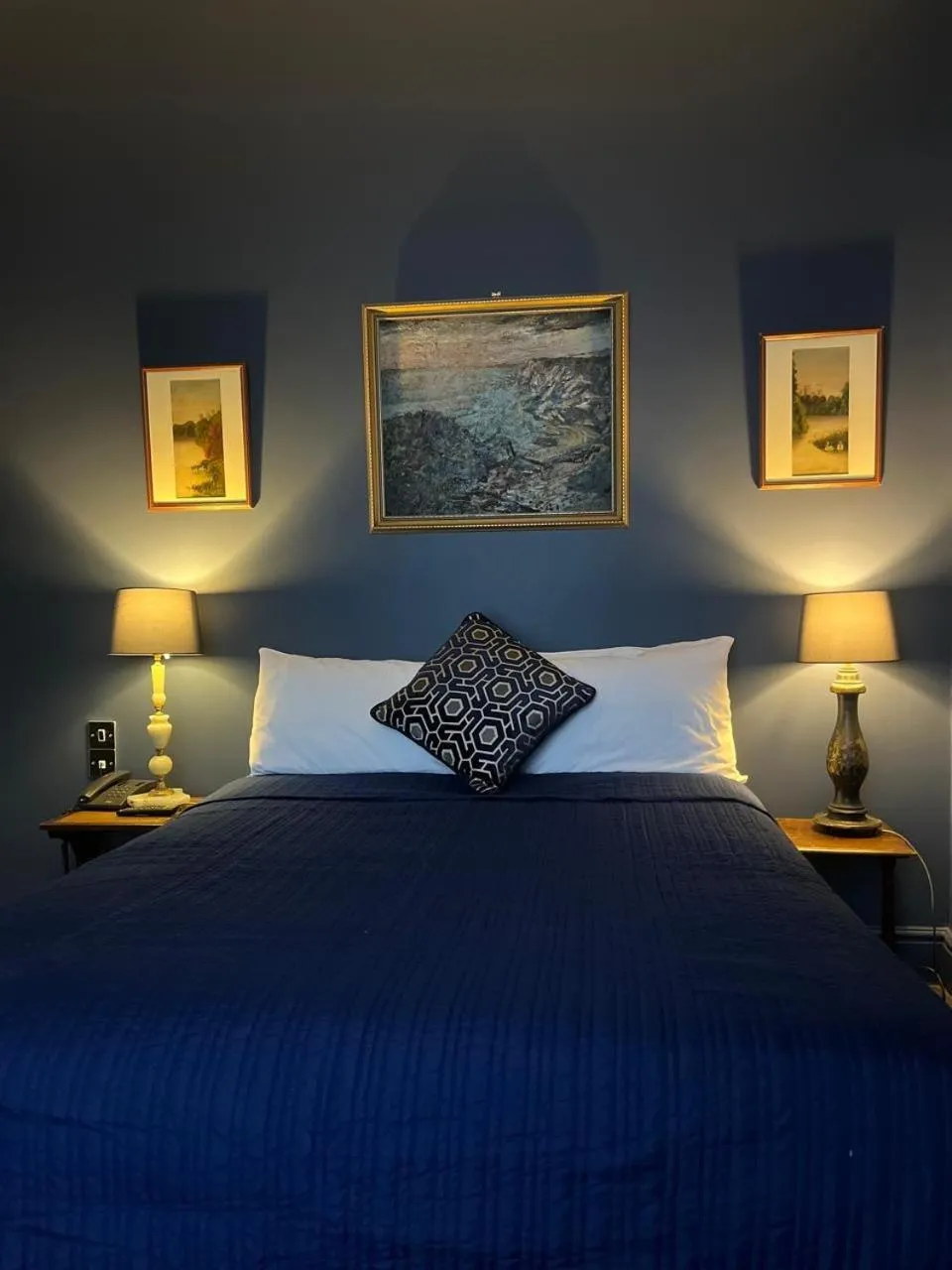 Bedroom, Bed in Queens Court Hotel