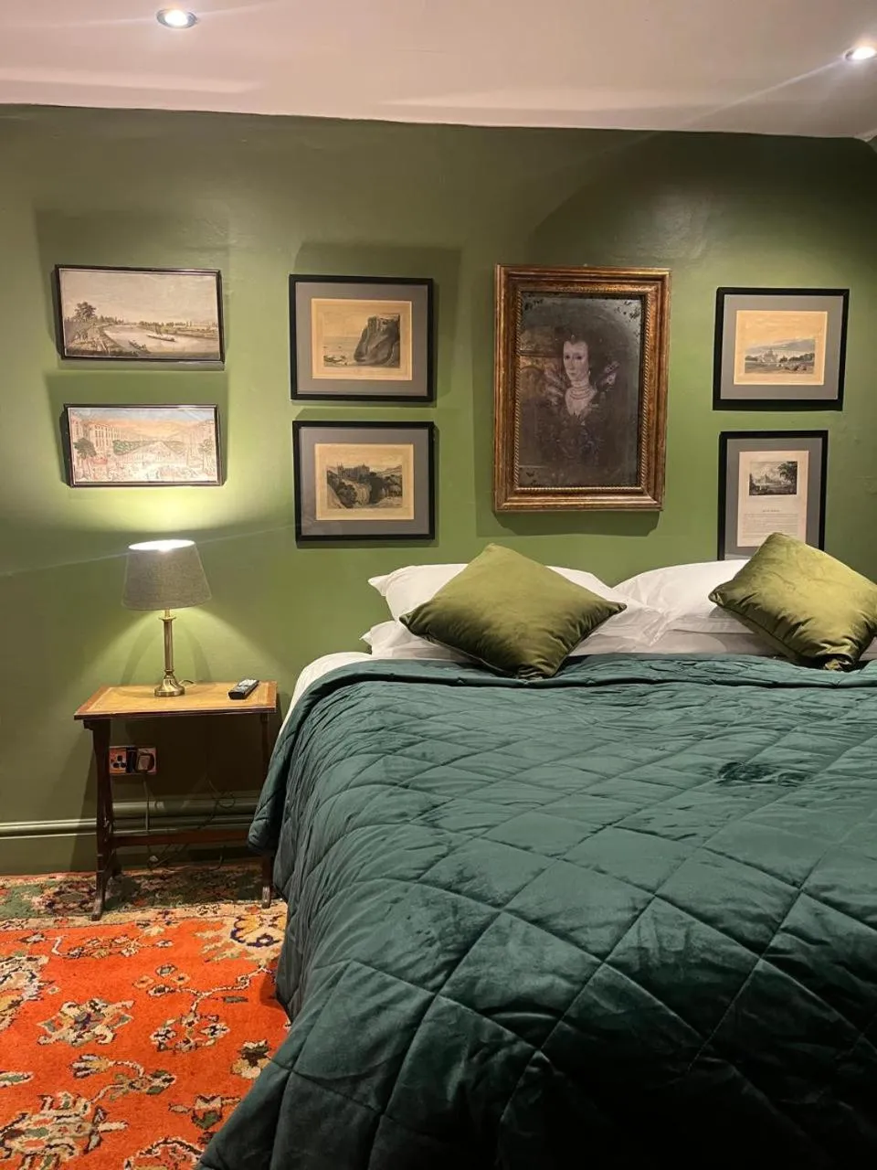 Bedroom, Bed in Queens Court Hotel