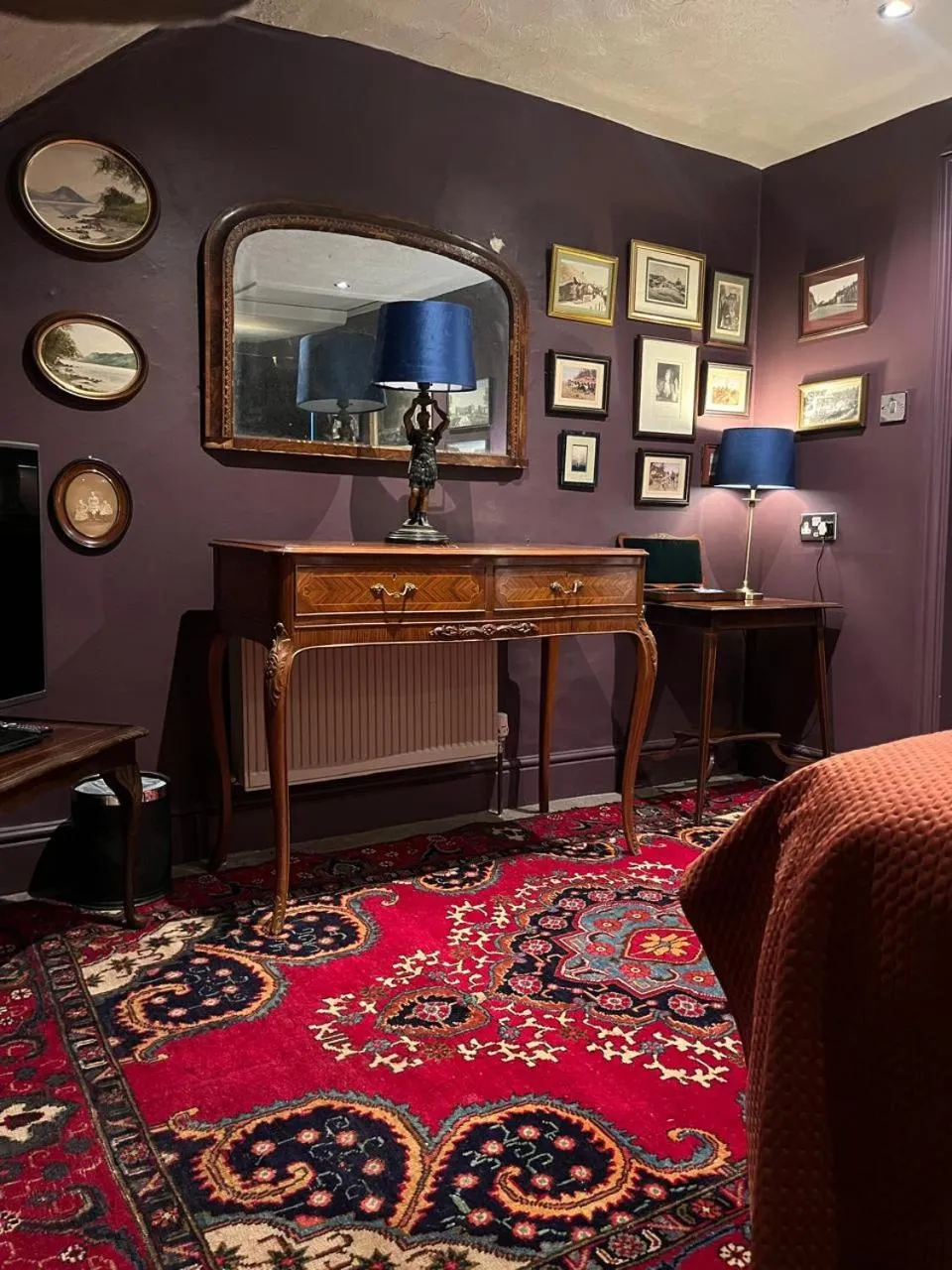 Bedroom in Queens Court Hotel