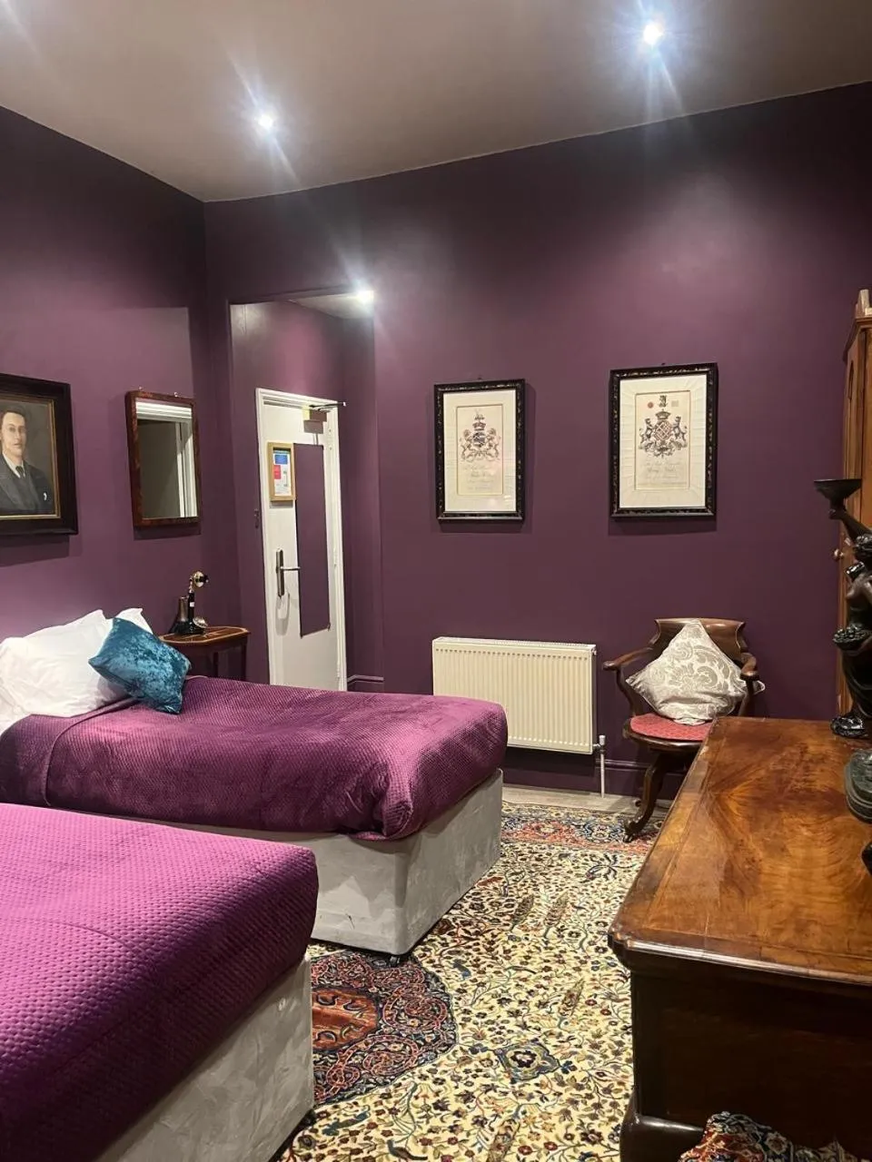 Bedroom in Queens Court Hotel