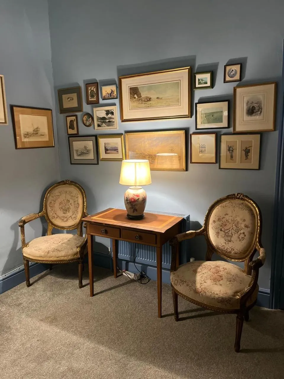 Seating area in Queens Court Hotel