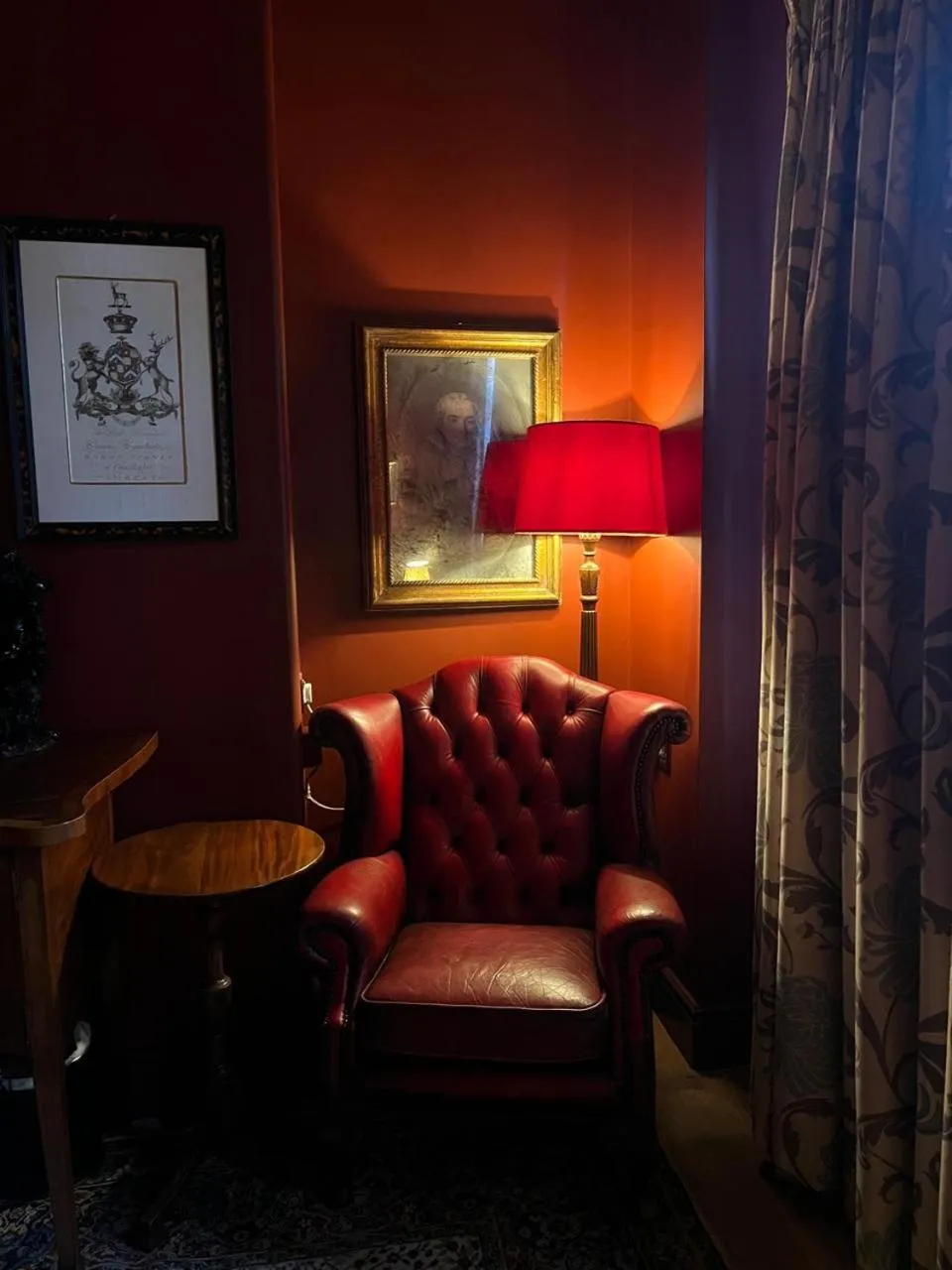 Seating area in Queens Court Hotel