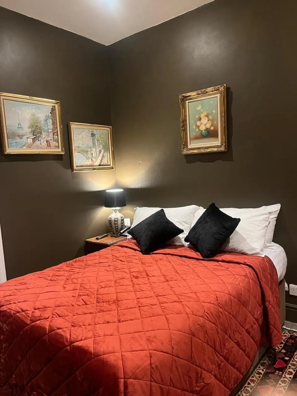 Bedroom, Bed in Queens Court Hotel