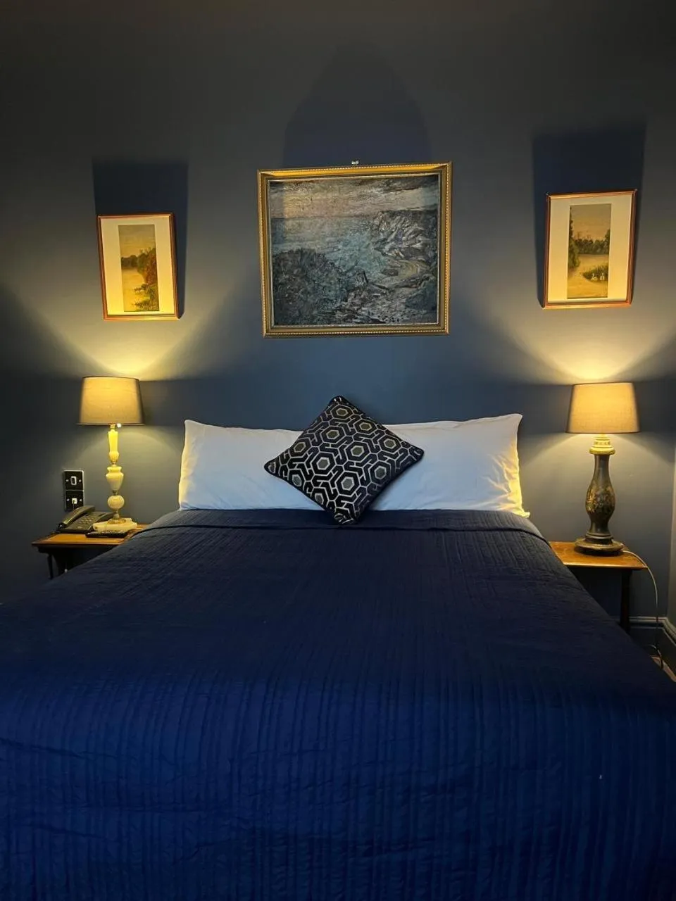 Bedroom, Bed in Queens Court Hotel