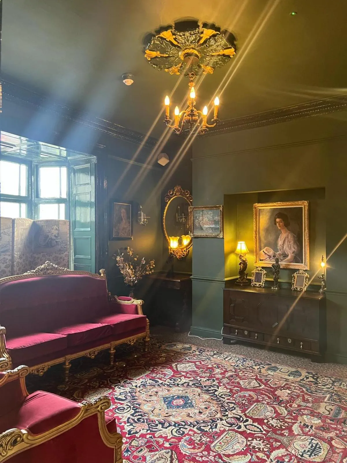 Lounge or bar in Queens Court Hotel