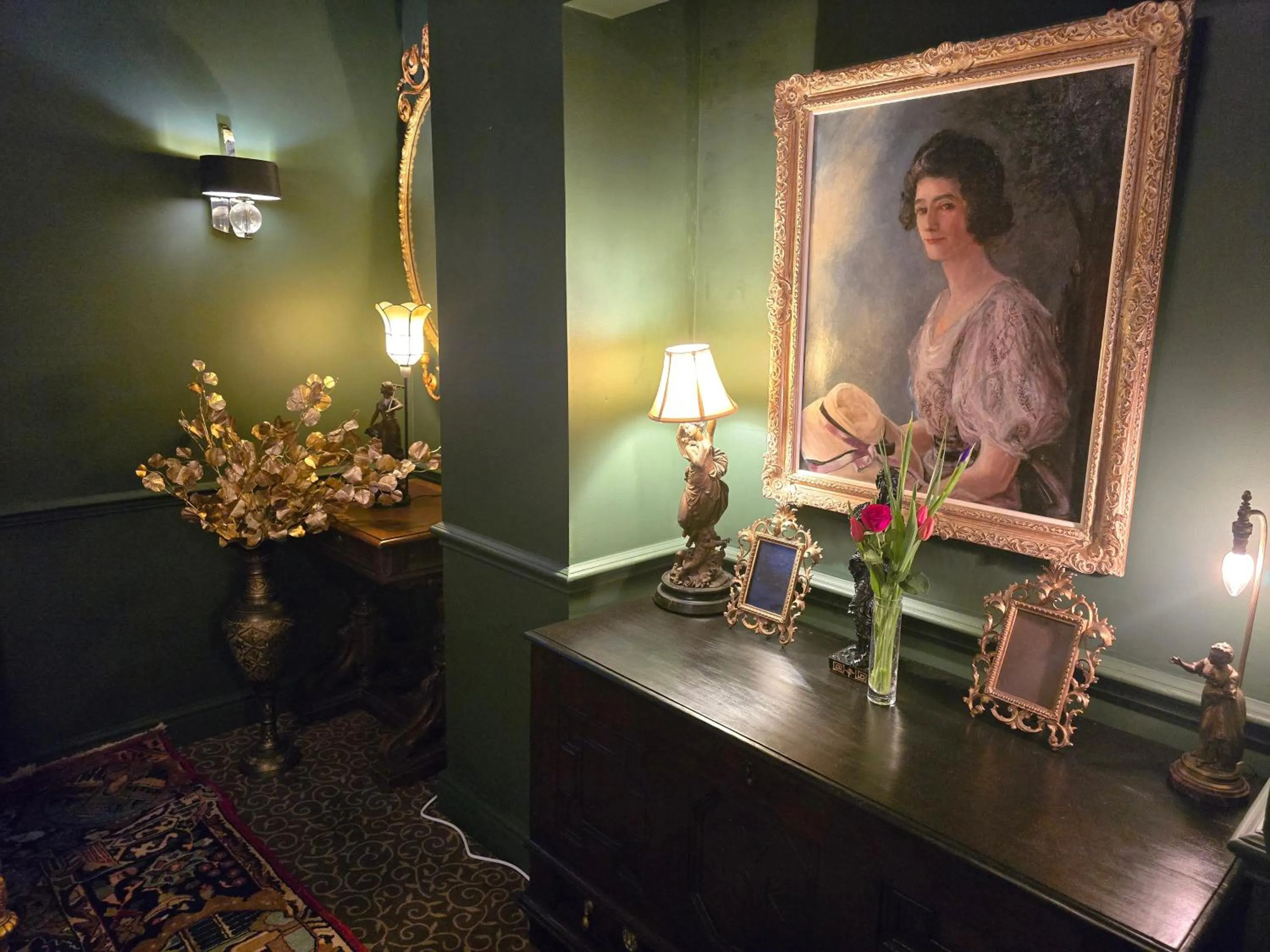 Lounge or bar in Queens Court Hotel