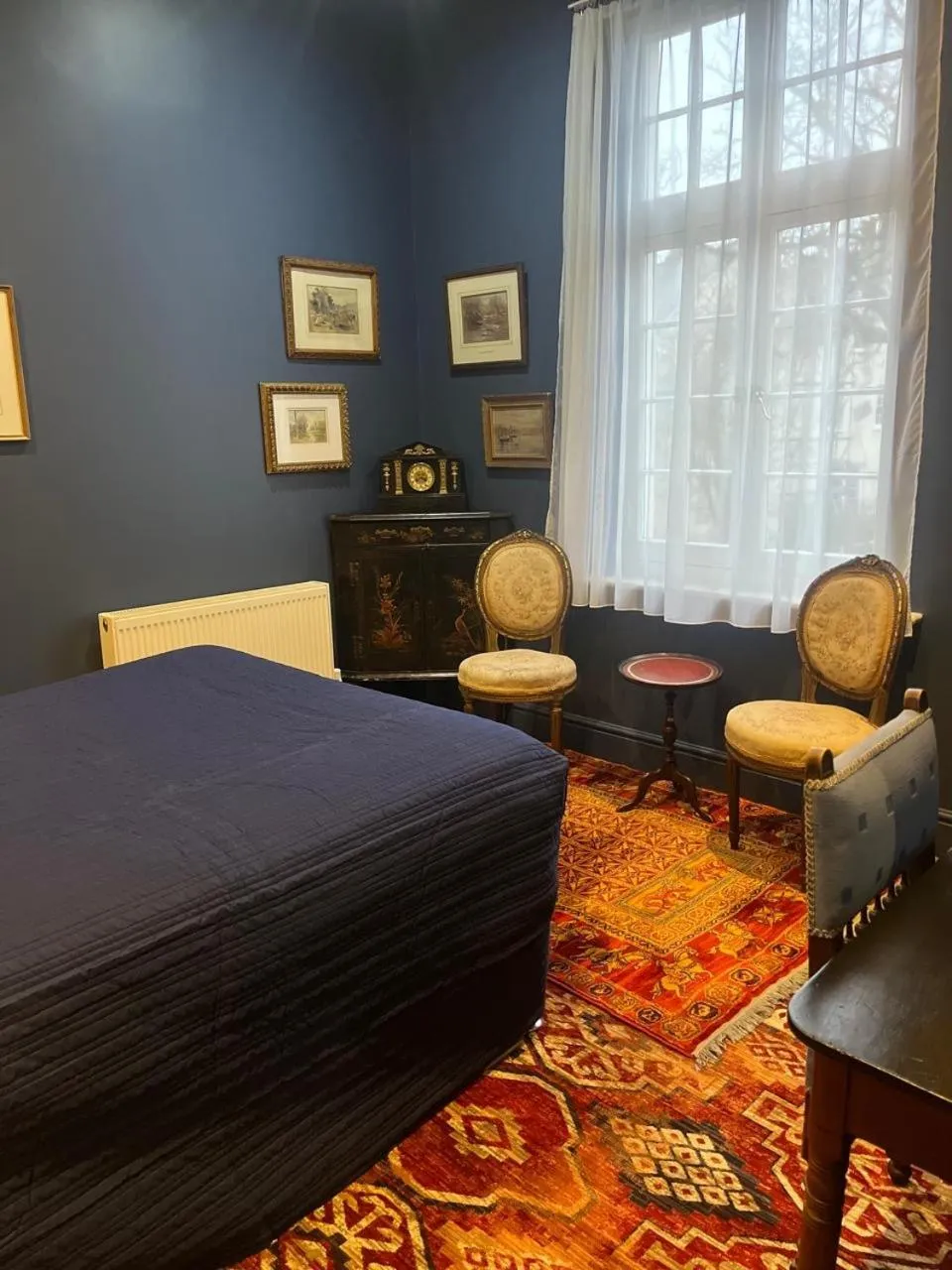 Bed in Queens Court Hotel