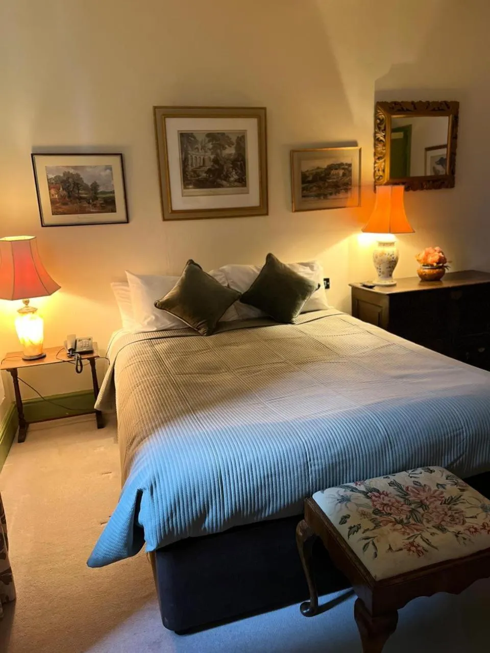 Bedroom, Bed in Queens Court Hotel