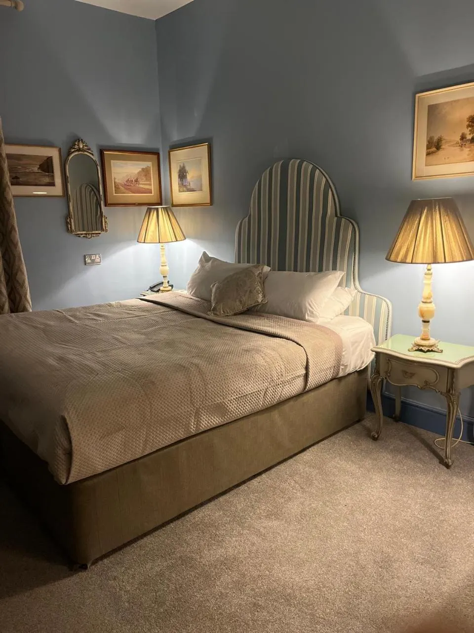 Bedroom, Bed in Queens Court Hotel