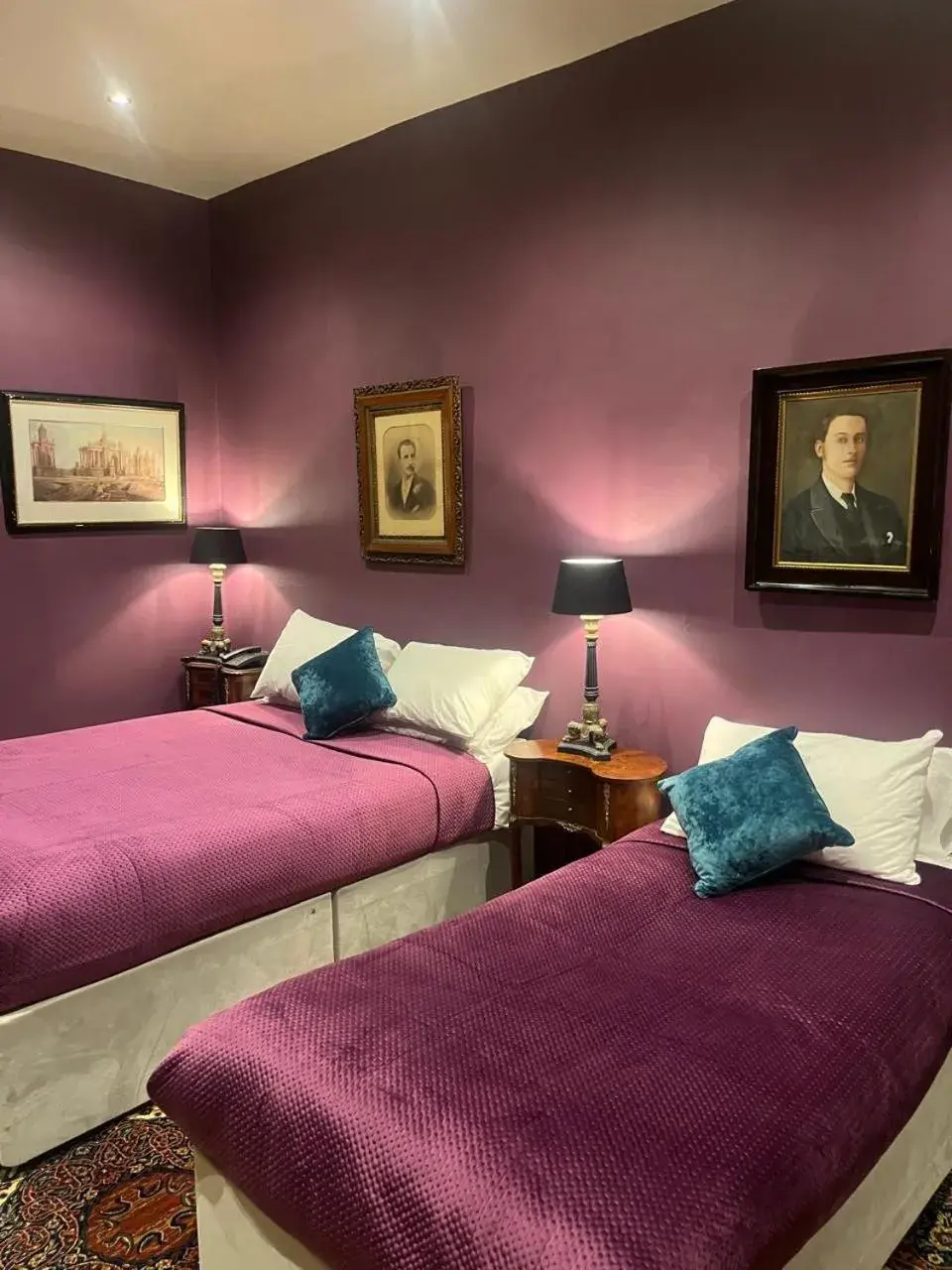 Twin Room in Queens Court Hotel Twin Room in Queens Court Hotel