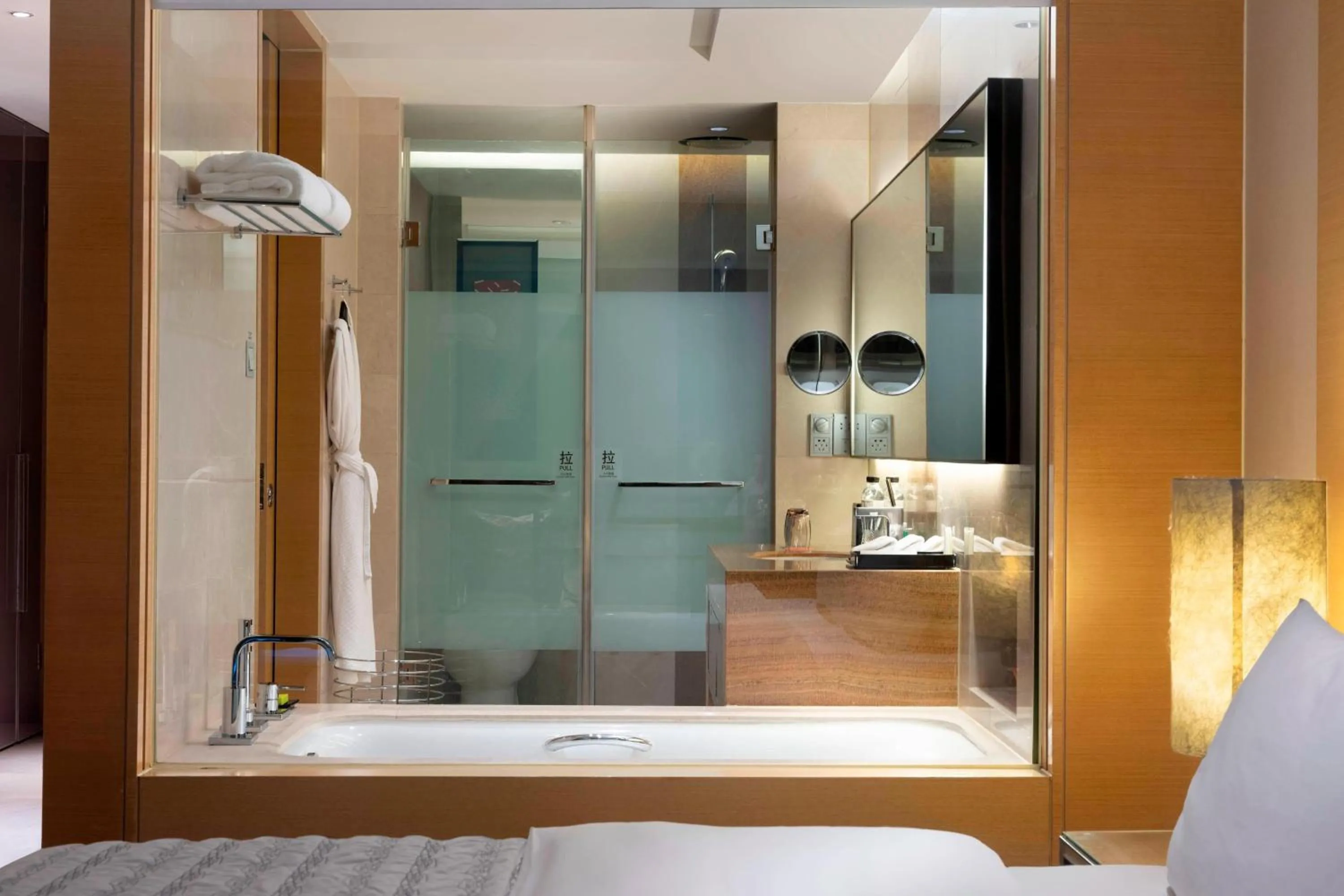 Hot Tub, Bed in Le Méridien Qingdao