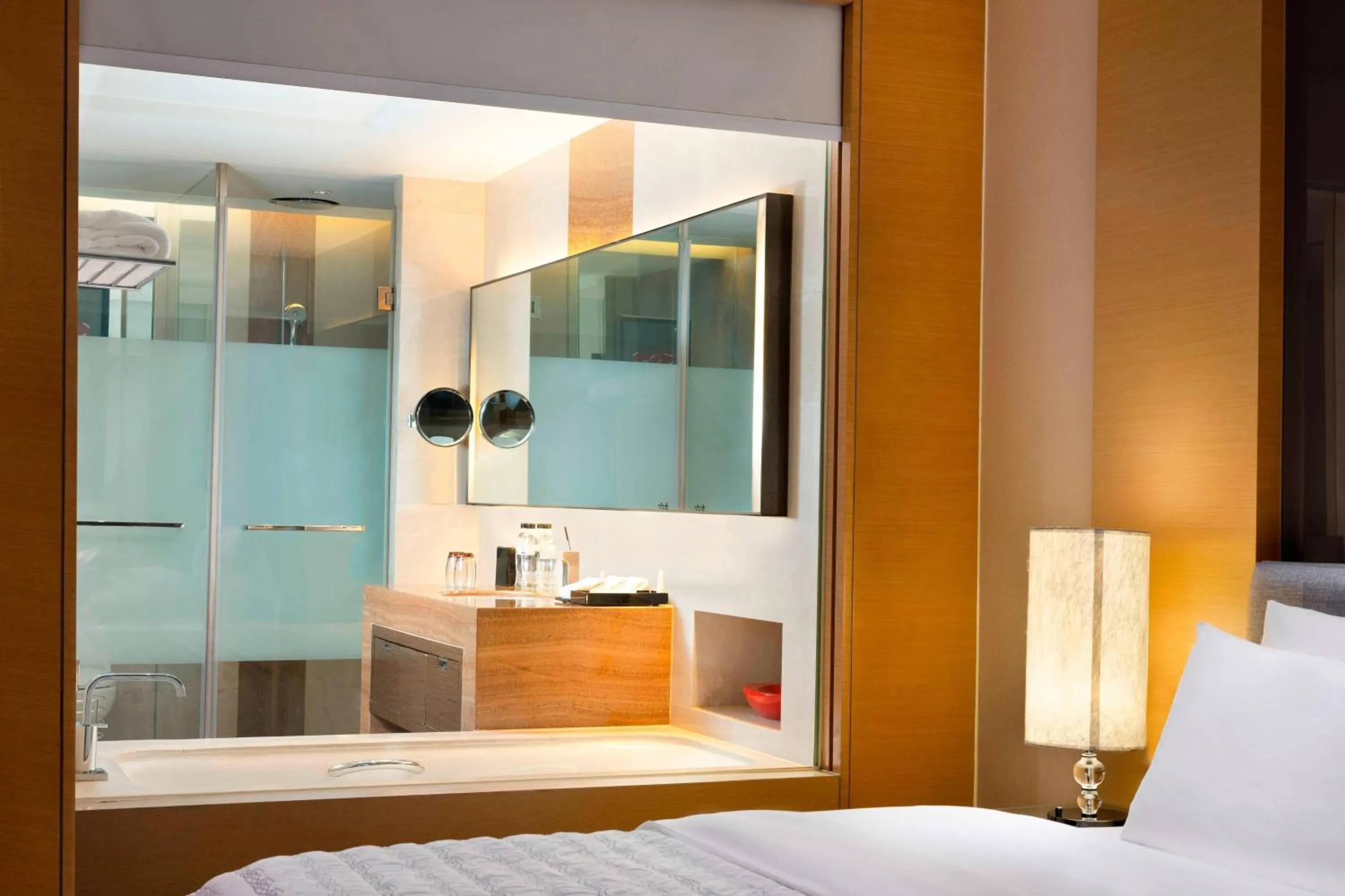 Hot Tub, Bed in Le Méridien Qingdao