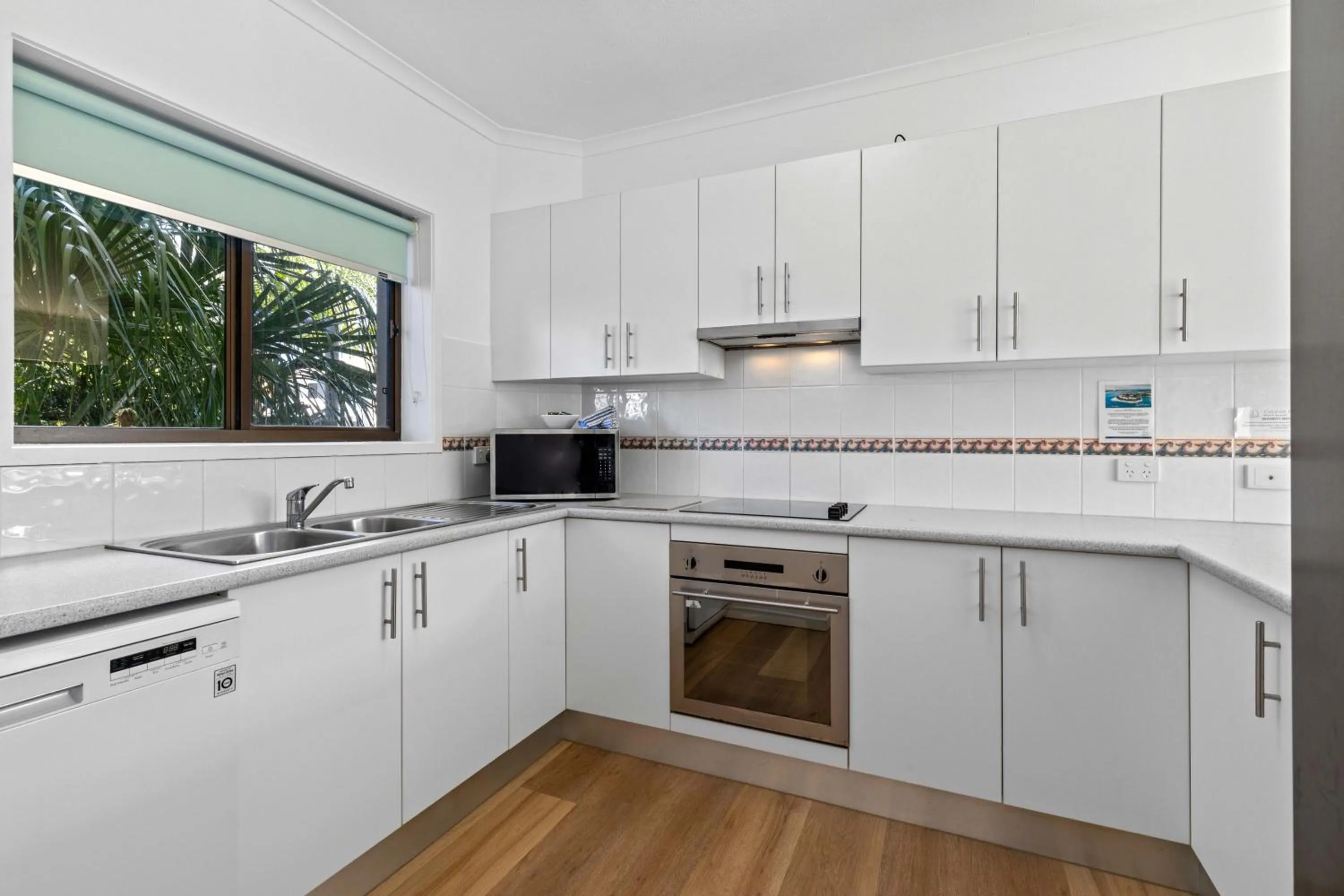 Kitchen or kitchenette in Culgoa Point Beach Resort