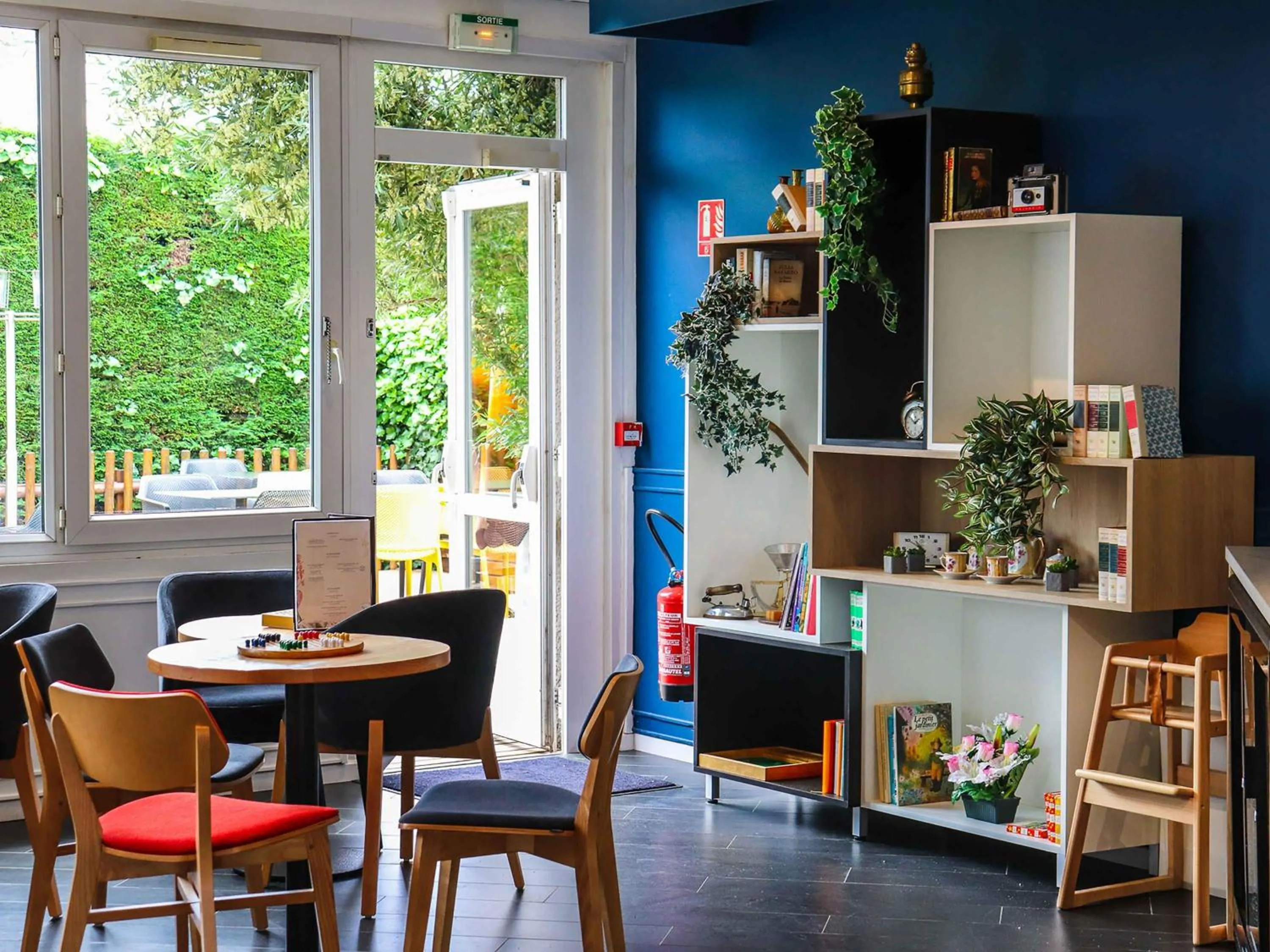 Lounge or bar in ibis Calais Car Ferry