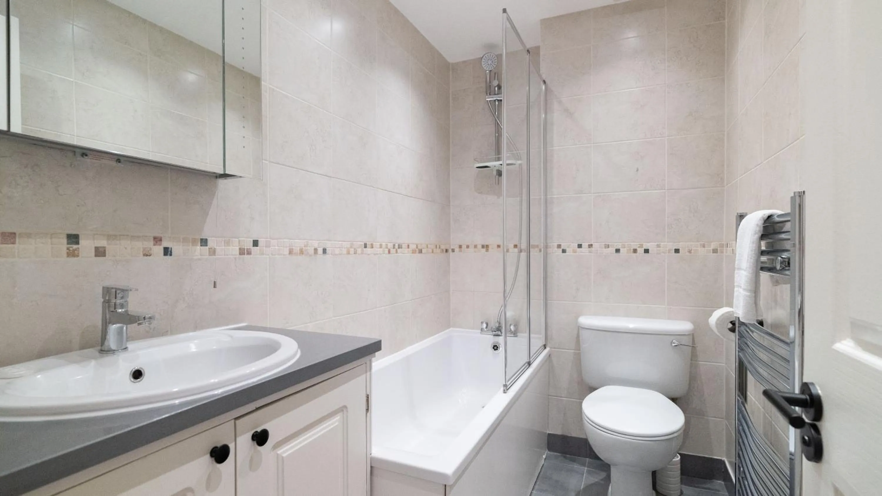 Shower in Lamington Apartments - London Hammersmith
