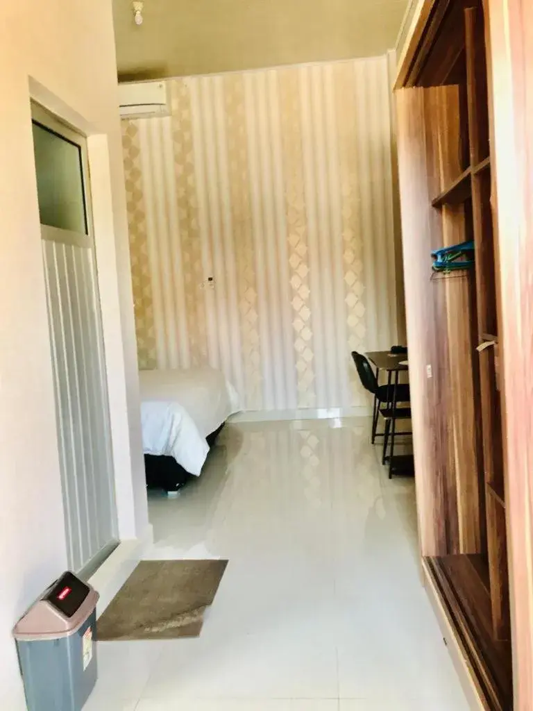 Deluxe Double Room in Penginapan Intan Bandara Deluxe Double Room in Penginapan Intan Bandara