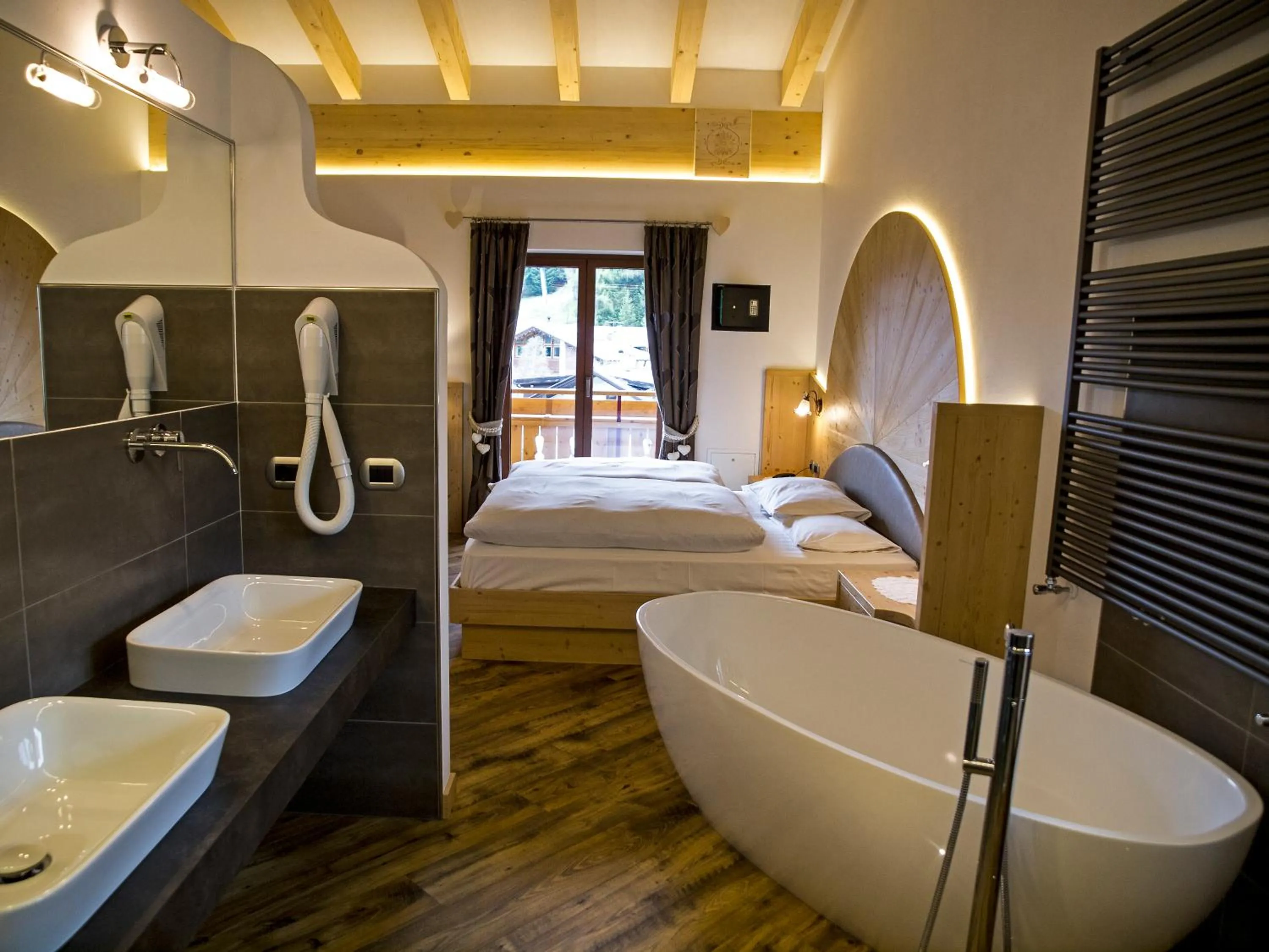 Bathroom, Bed in Hotel El Paster