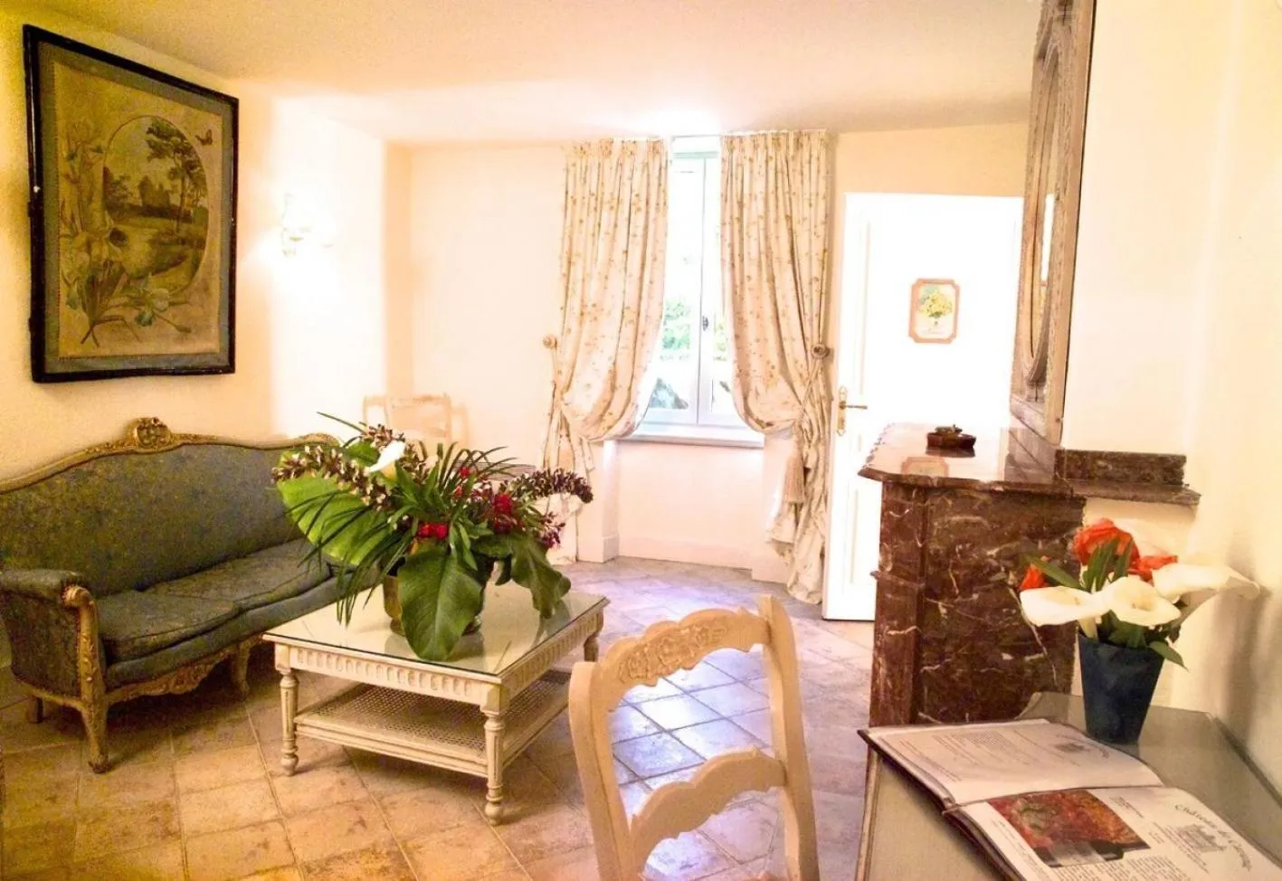 Seating area in Hôtel Château de Cavanac
