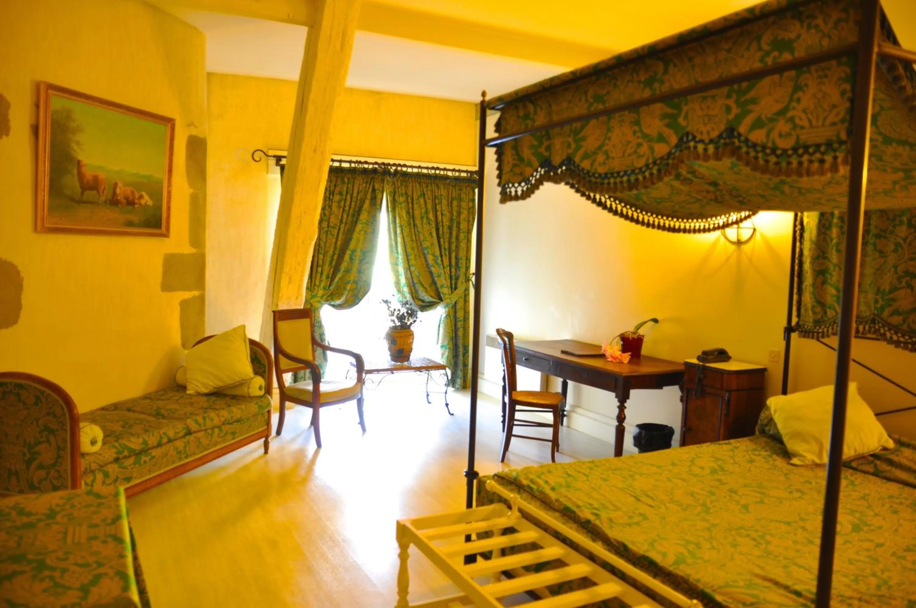 Bedroom, Bed in Hôtel Château de Cavanac
