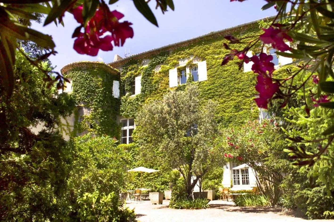Facade/entrance in Hôtel Château de Cavanac