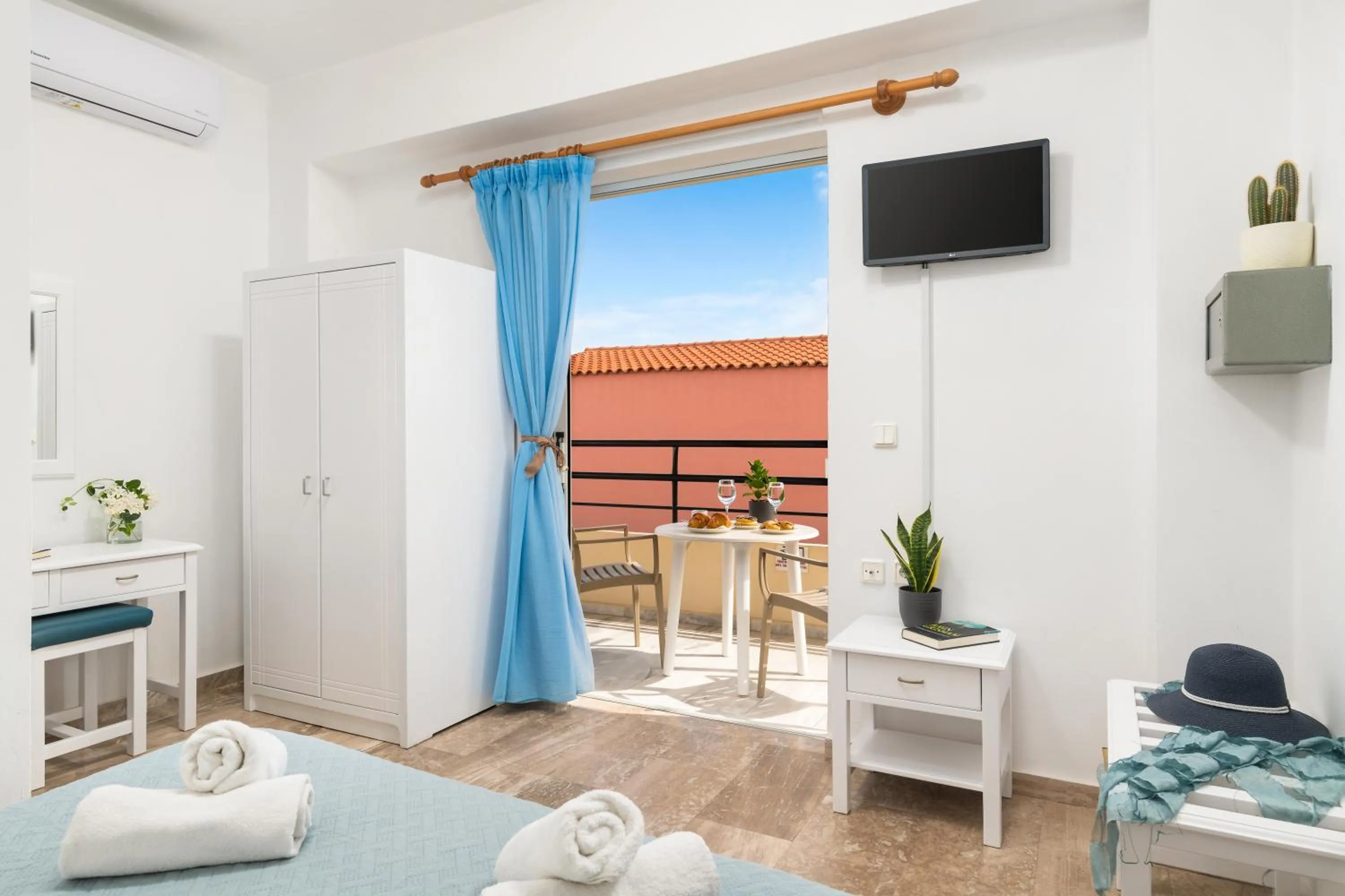 Balcony/Terrace, Bed in Dimitra & Evdokia Hotel