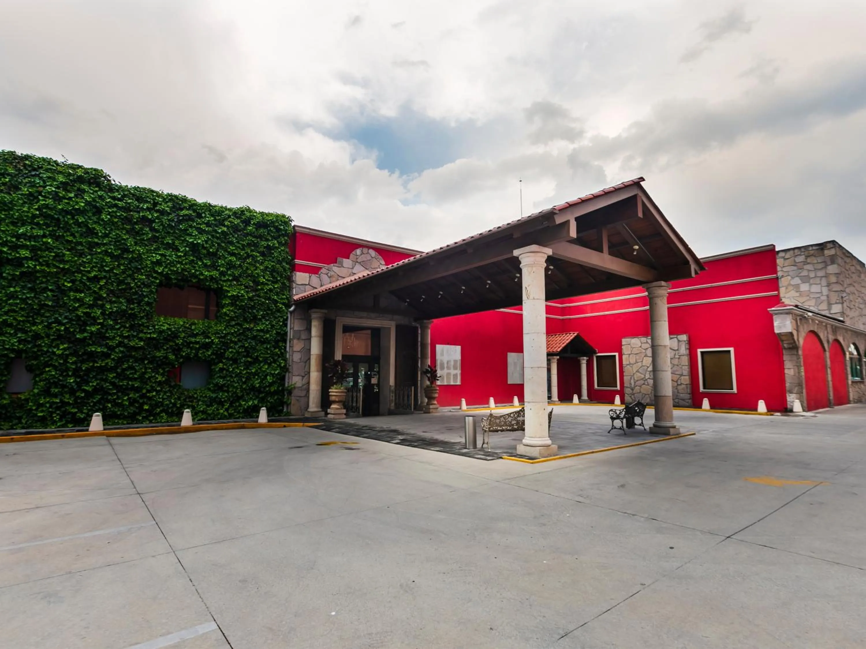 Property building in Quinta del Rey Hotel