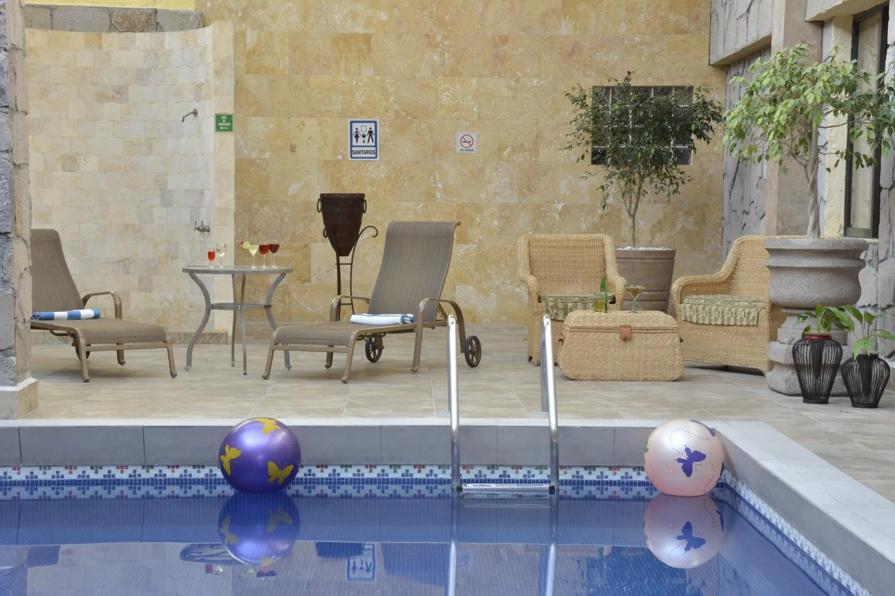 Swimming pool in Quinta del Rey Hotel