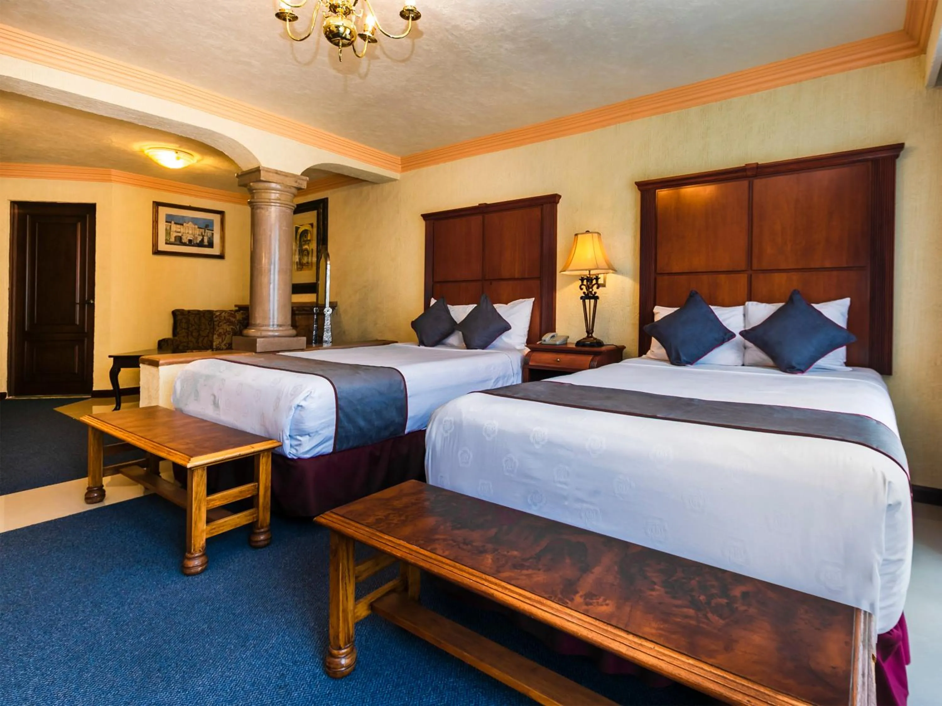 Photo of the whole room, Bed in Quinta del Rey Hotel