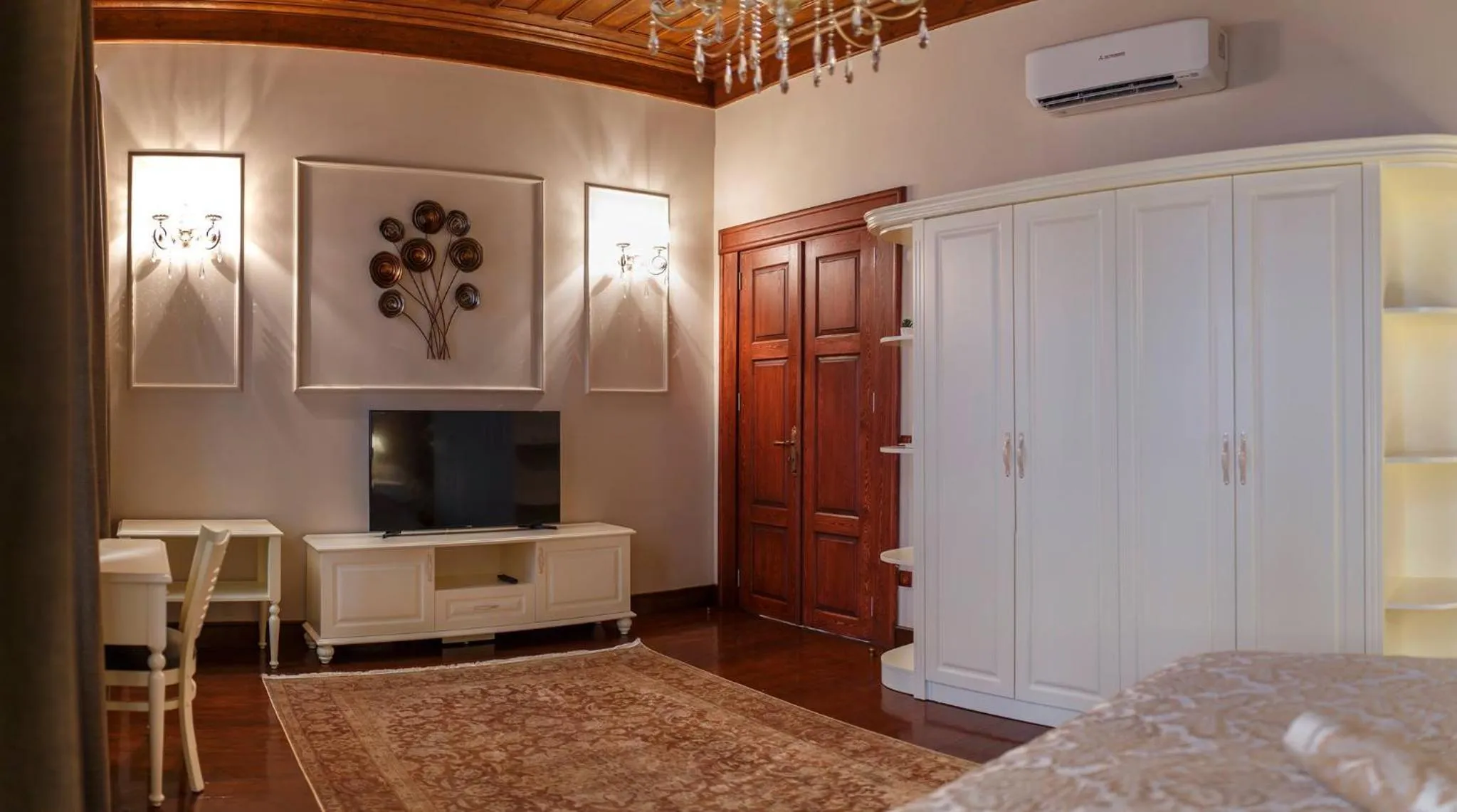 Bed in Verula City Luxury Villa