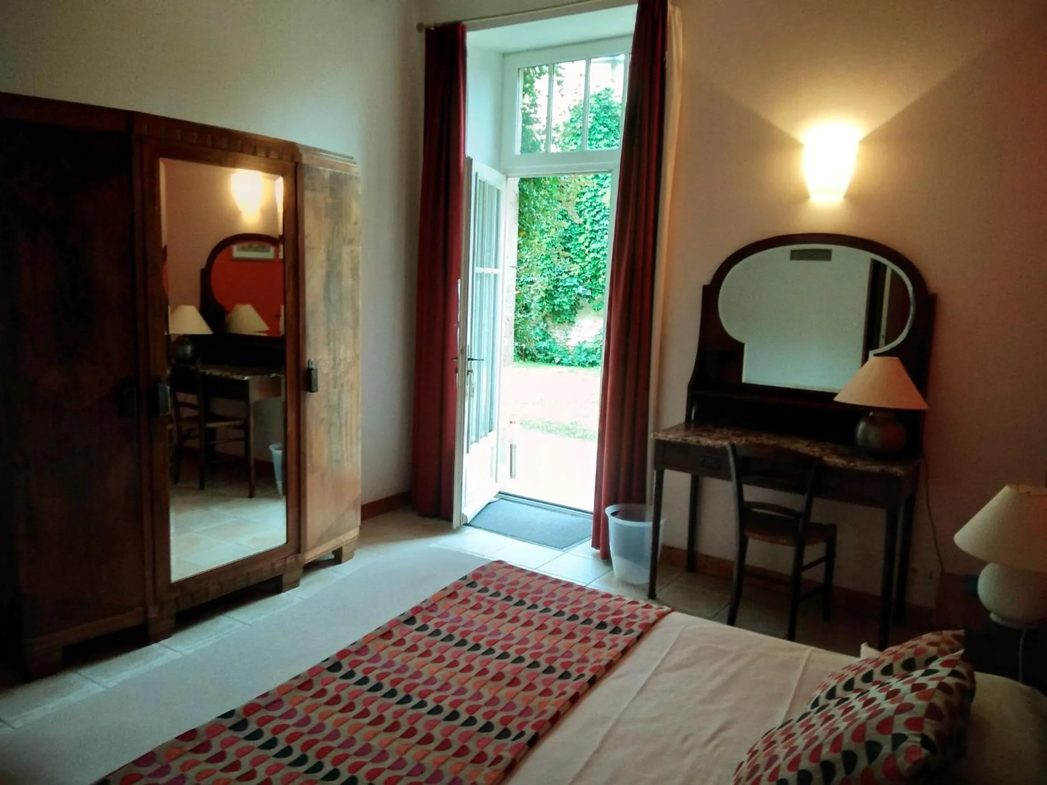 Photo of the whole room, Bed in Hôtel du Donjon
