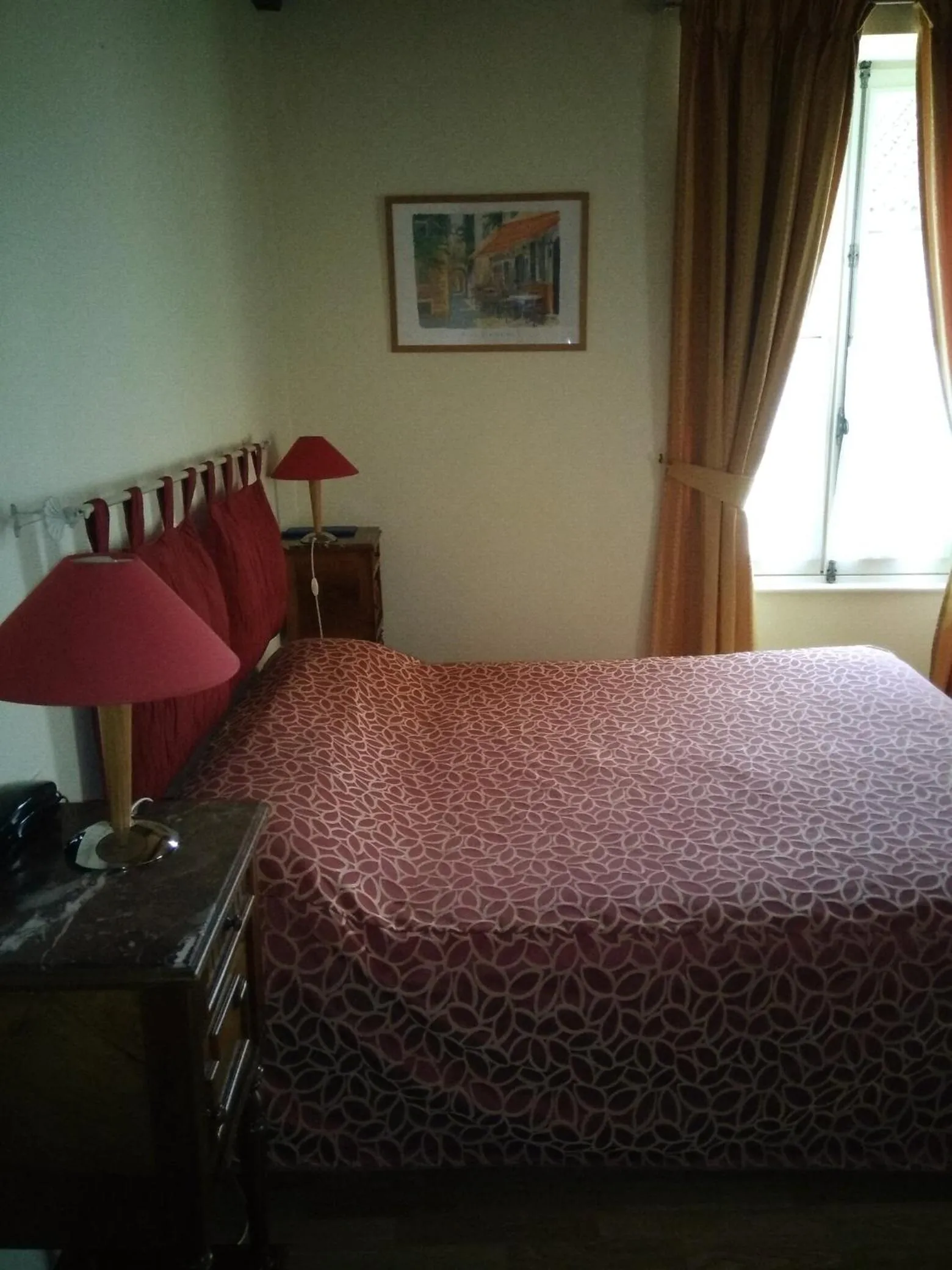 Photo of the whole room, Bed in Hôtel du Donjon