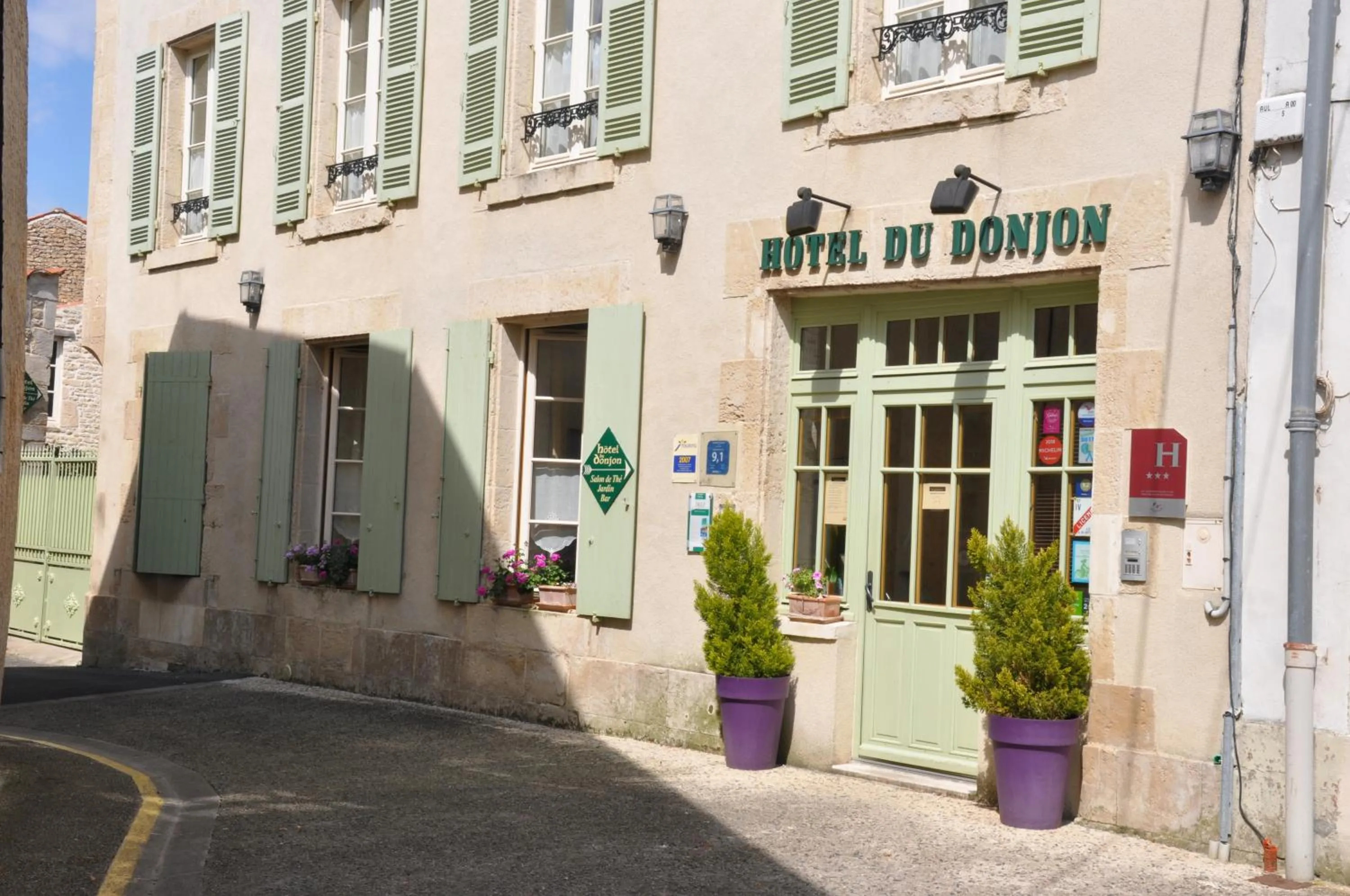 Facade/entrance in Hôtel du Donjon