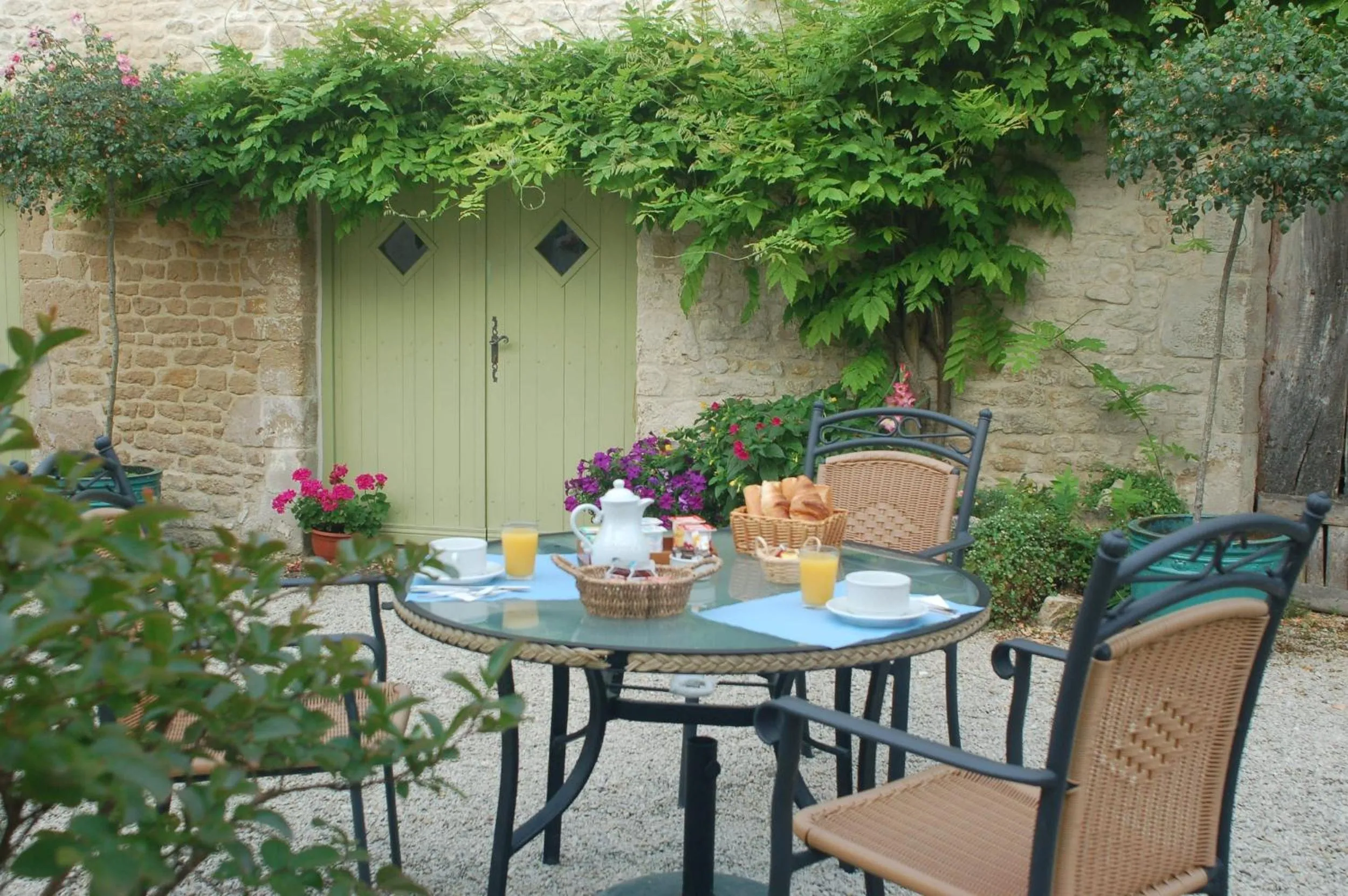 Patio in Hôtel du Donjon