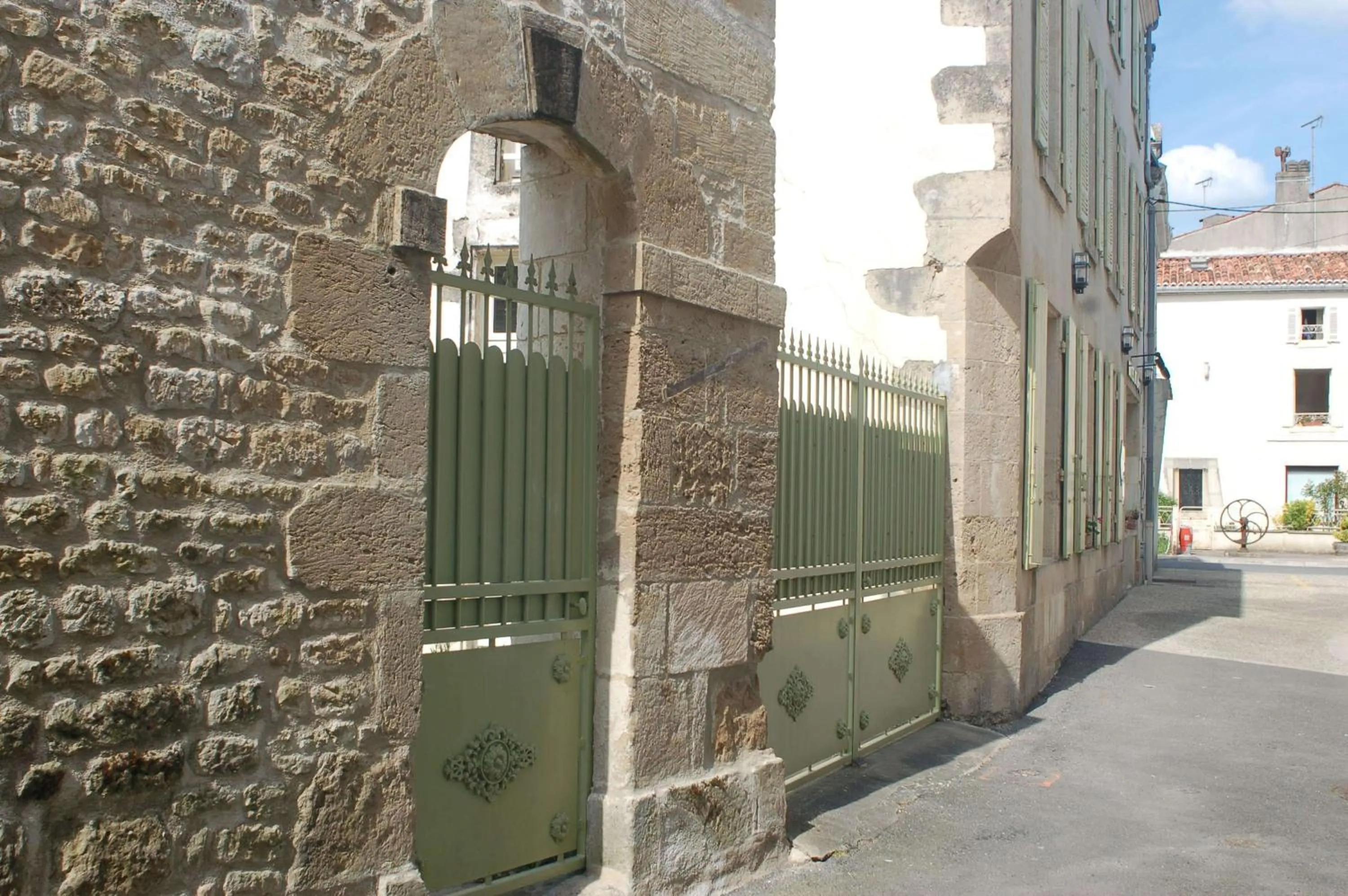 Property building in Hôtel du Donjon