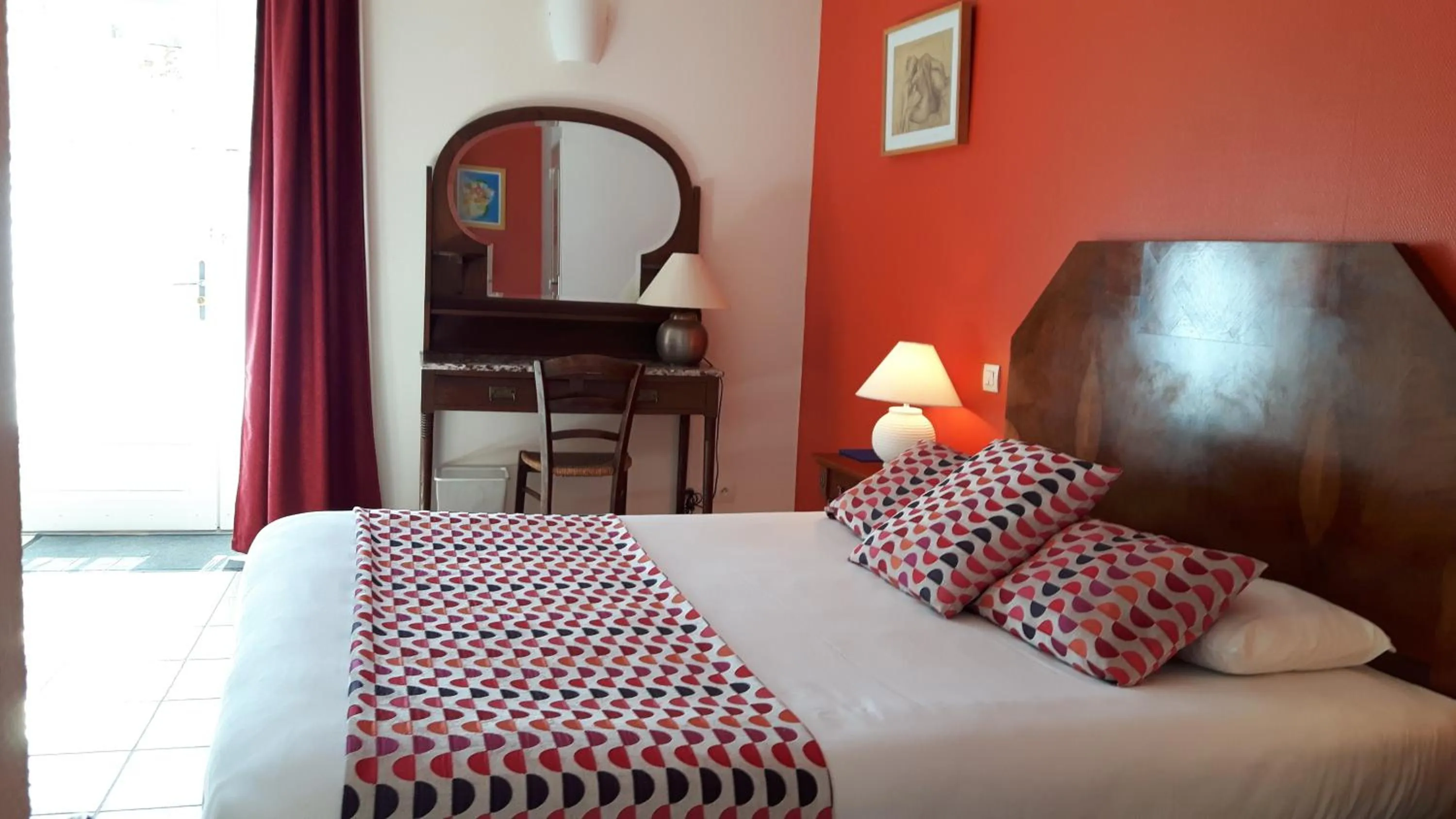 Bed in Hôtel du Donjon