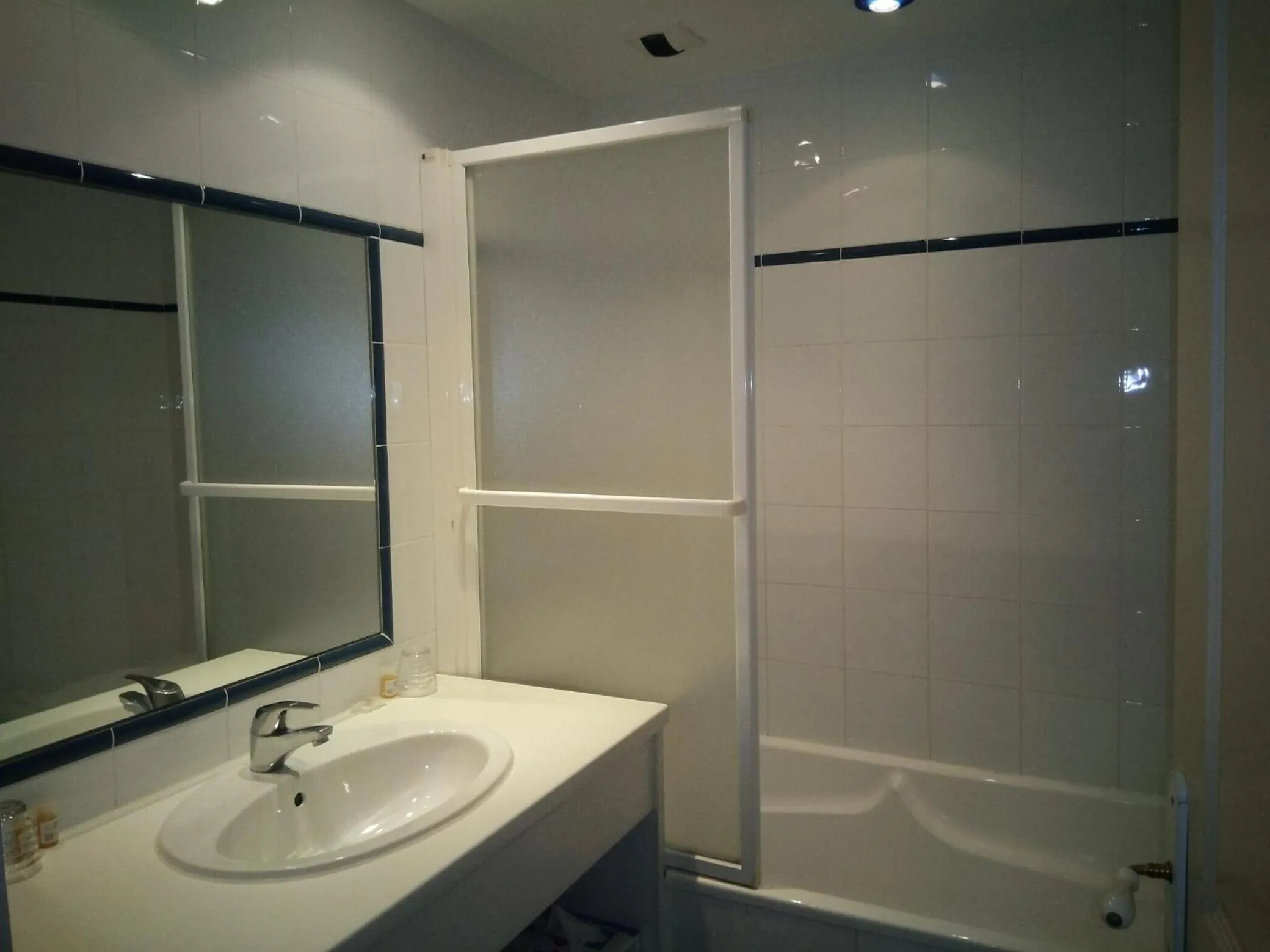 Bathroom in Hôtel du Donjon