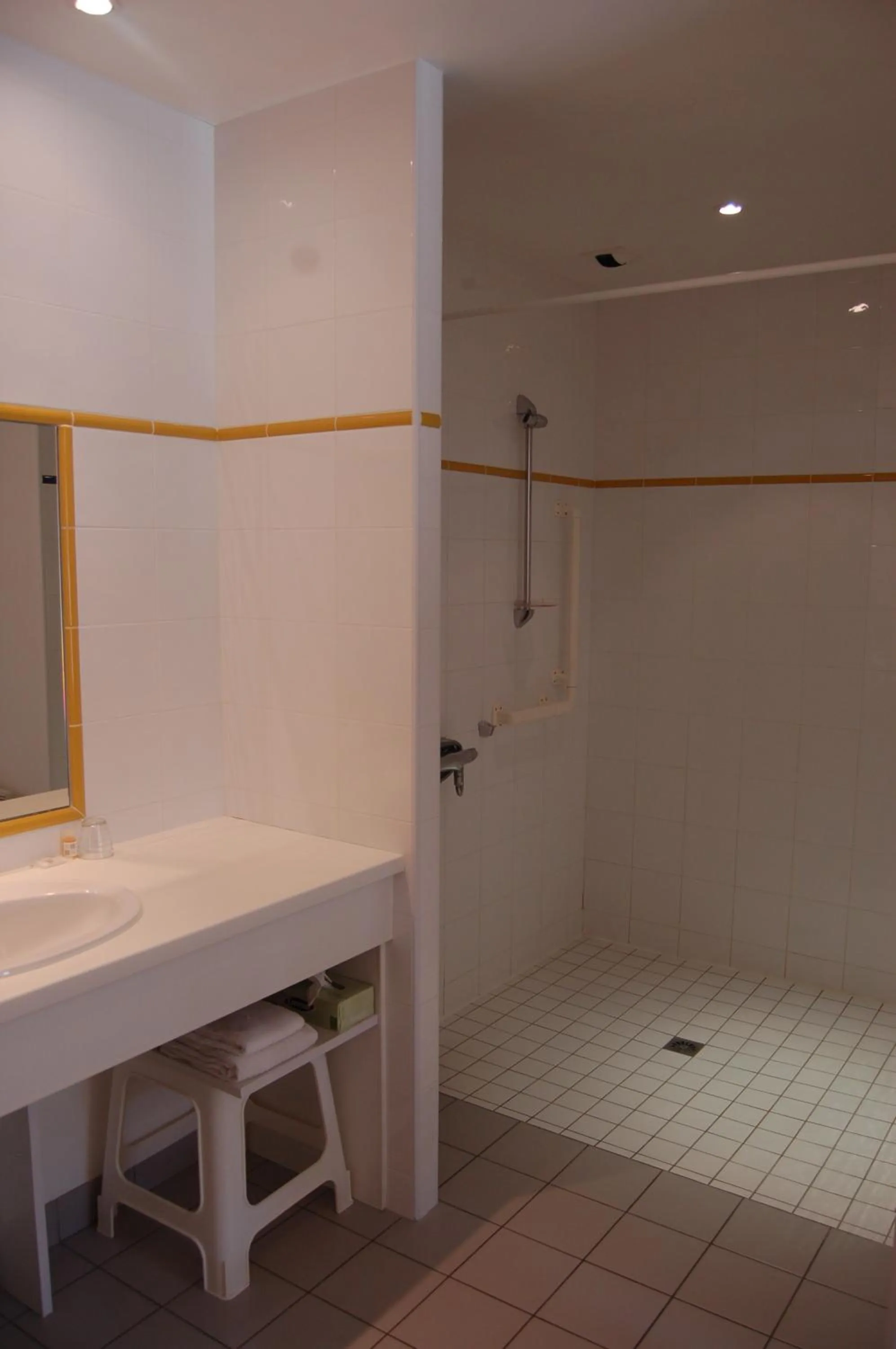 Bathroom in Hôtel du Donjon