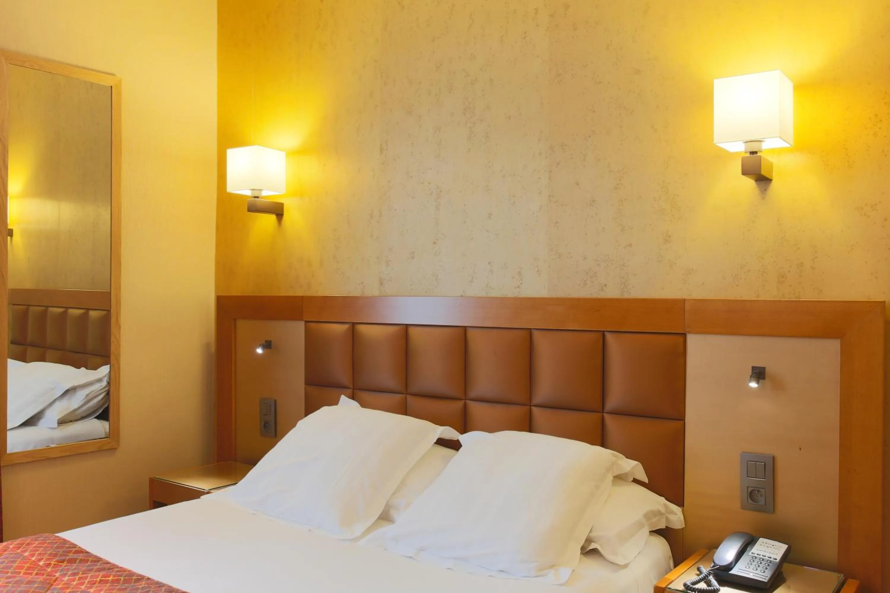 Bed in Hotel Bellevue Saint-Lazare