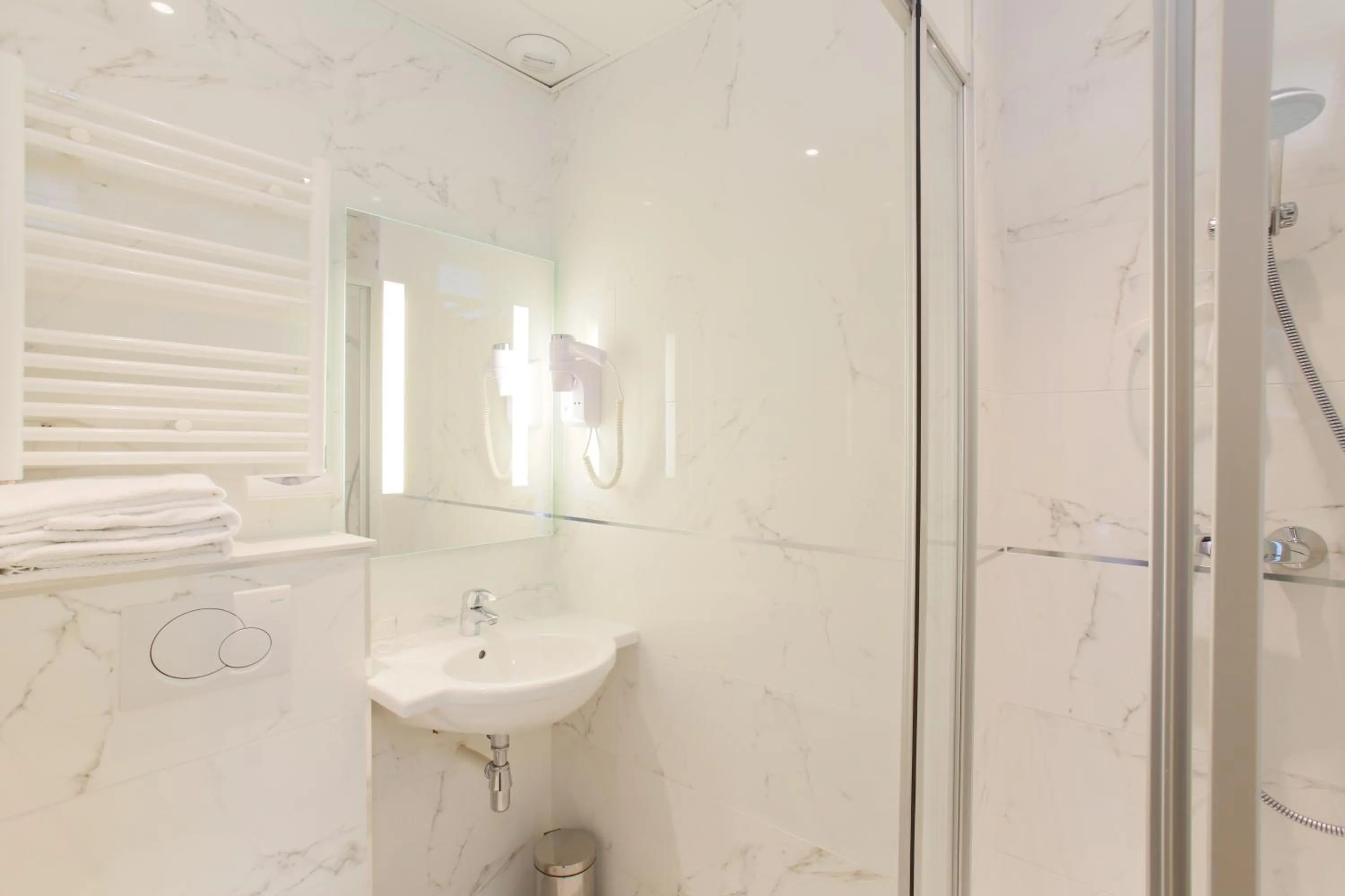 Bathroom in Hotel Bellevue Saint-Lazare